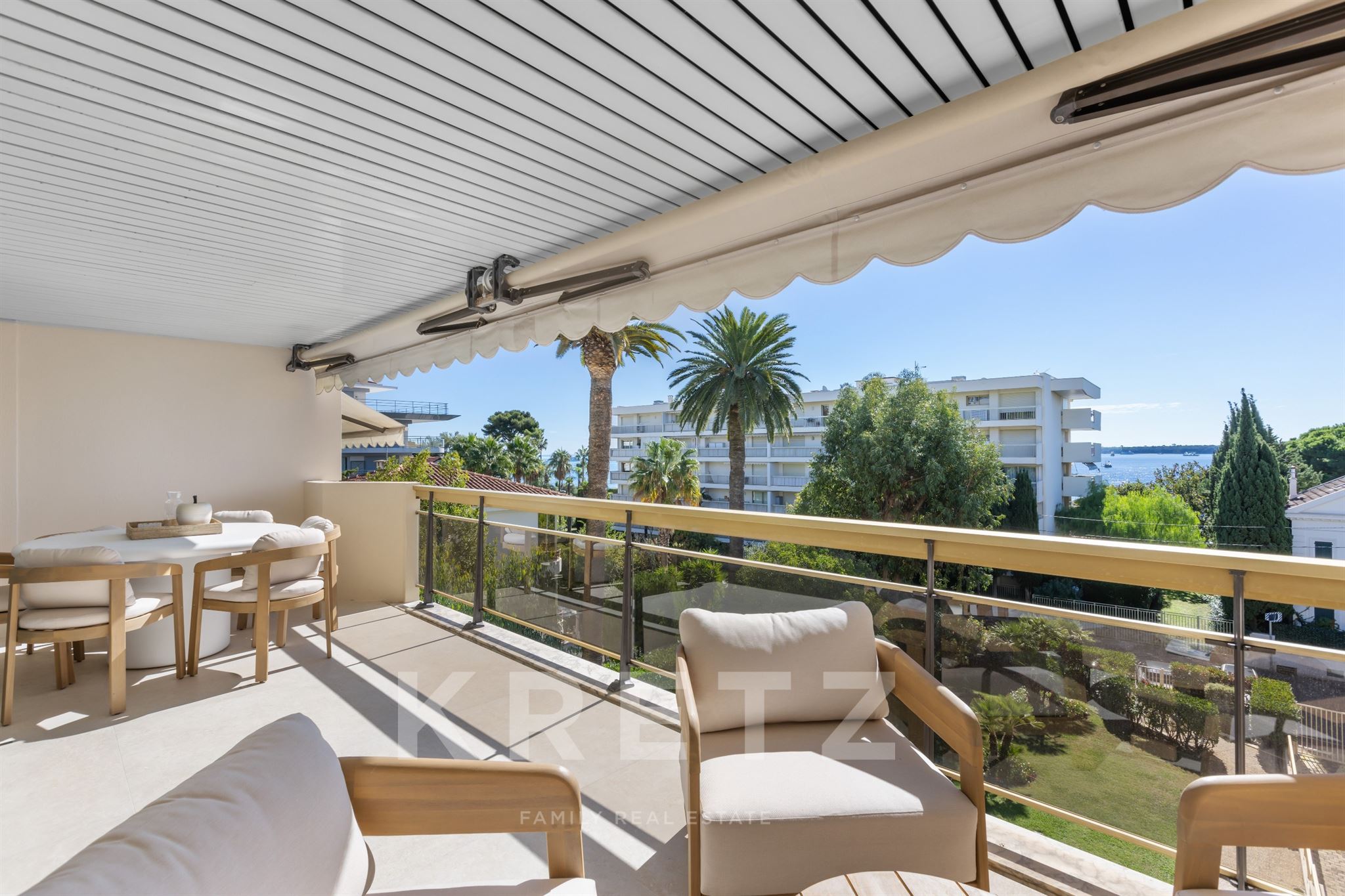Appartement Rénové 3 pièces palm Beach vue mer Garage