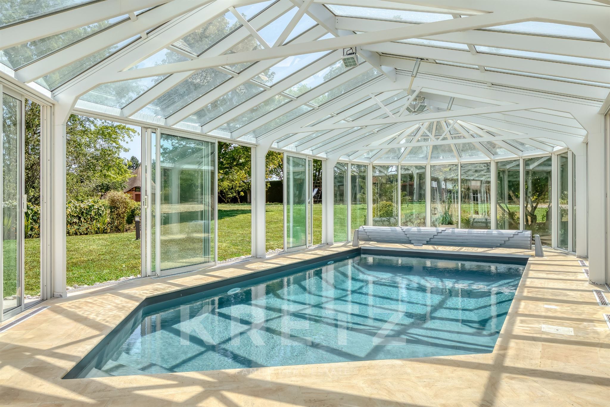 Propriété de caractère avec piscine intérieure et dépendances – Saint-Vigor