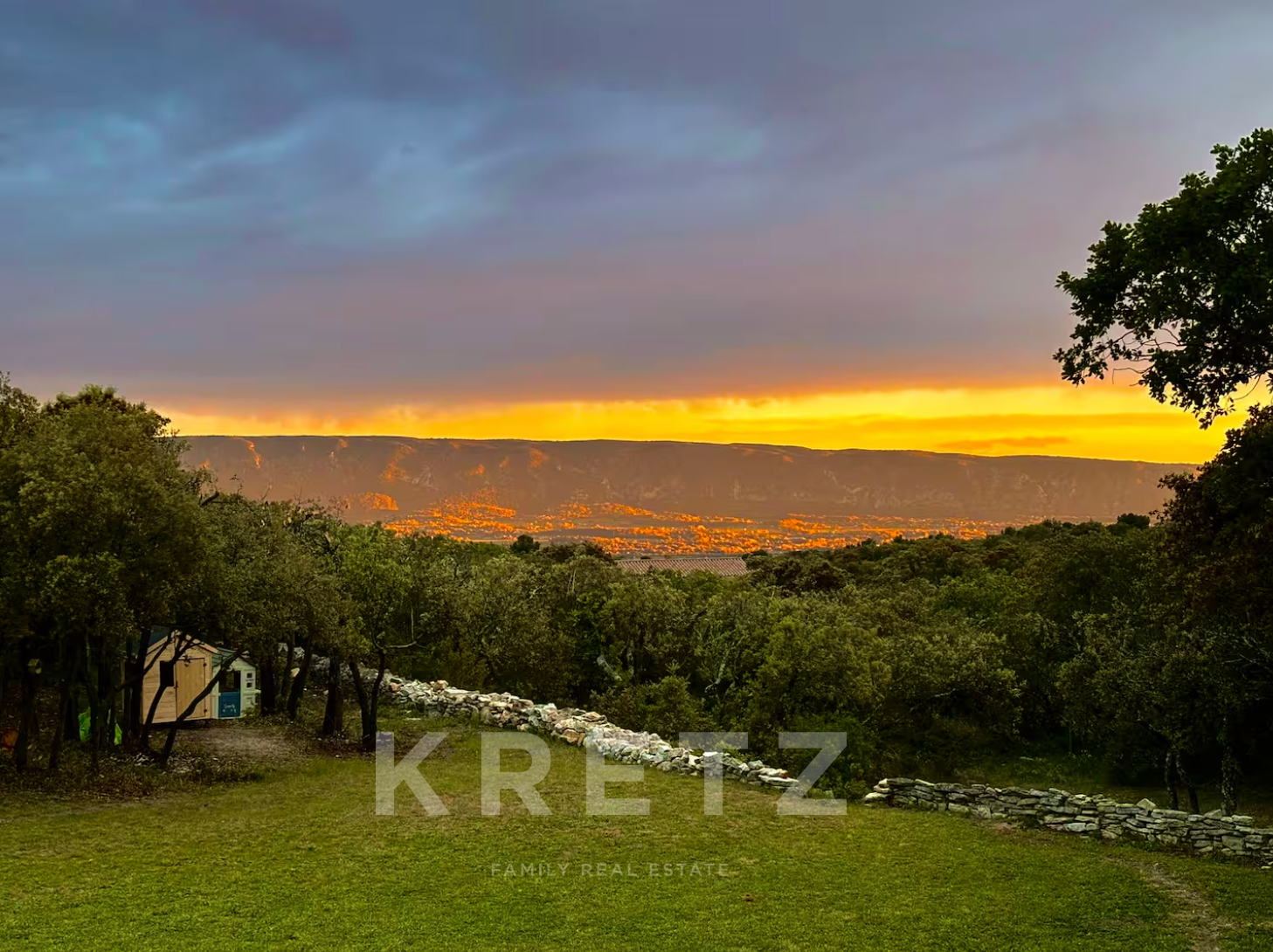 Propriété rare à Gordes, vue imprenable sur le Luberon & Alpilles – Maison principale et dépendance