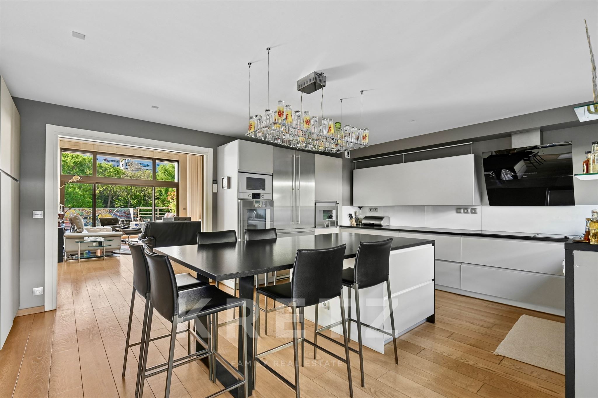 Contemporary 400m2 house on the banks of the Seine with a rooftop terrace