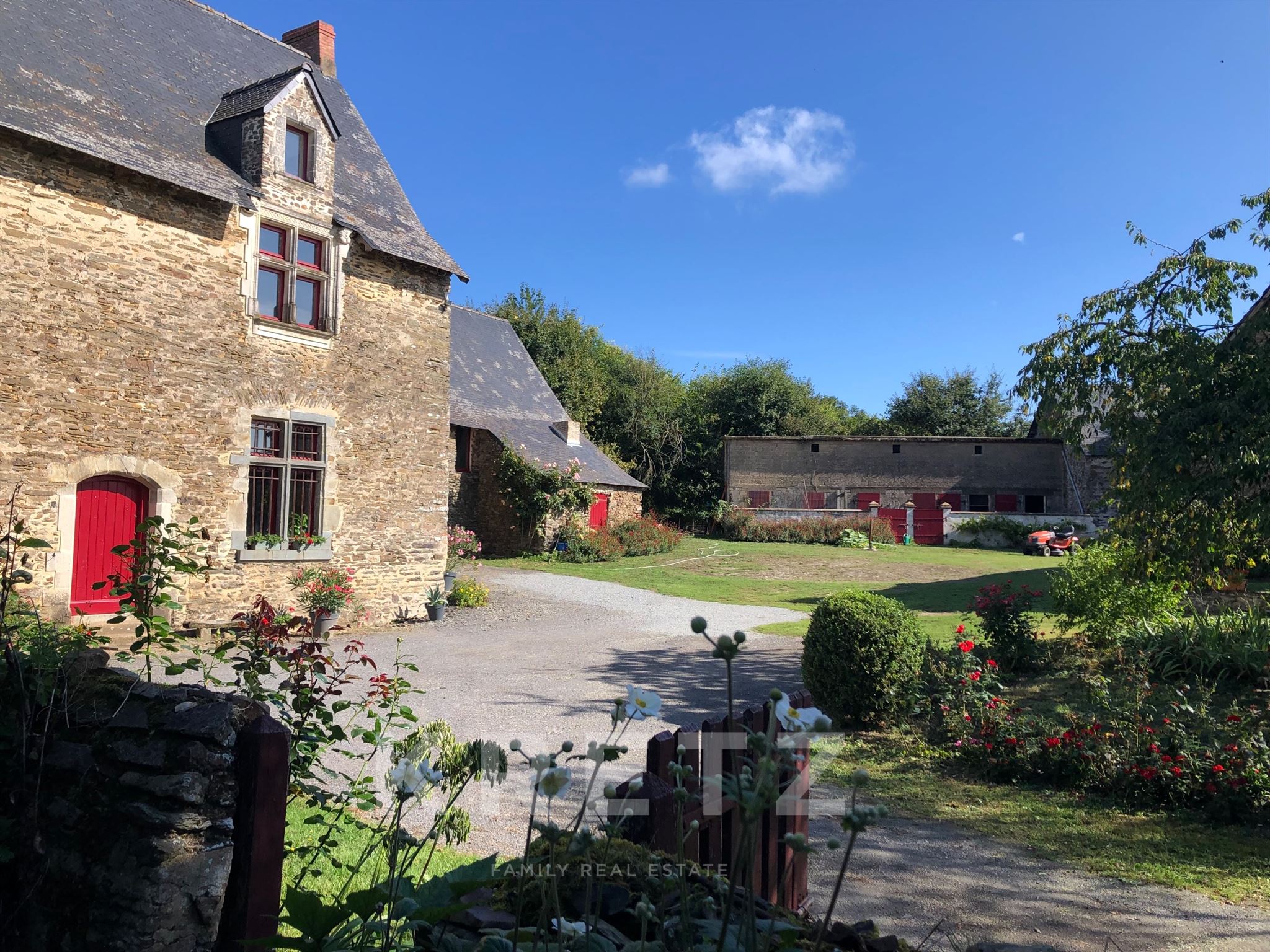 16th-Century Manor with Outbuildings and 1ha – Haut-Anjou / Mayenne