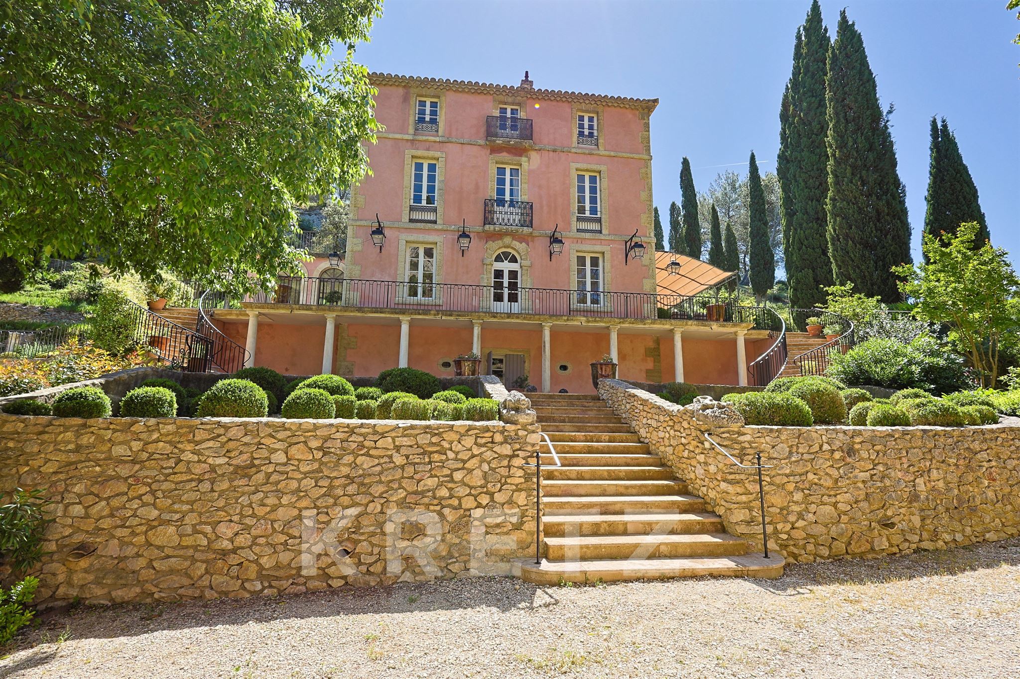PROPRIÉTÉ DE 13 HECTARES AU PIED DES ALPILLES