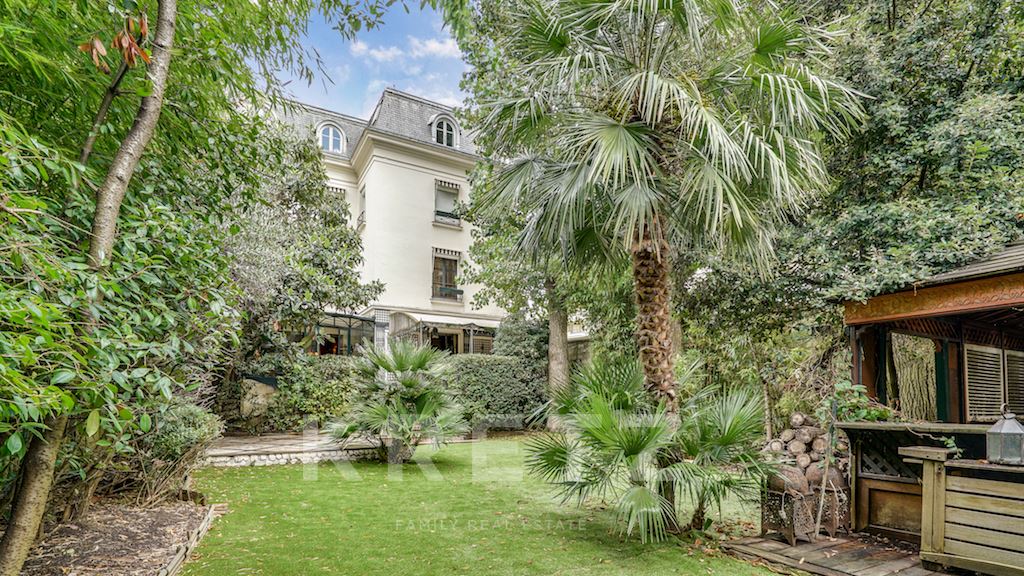 Hôtel Particulier with garden just a stone's throw from Passy