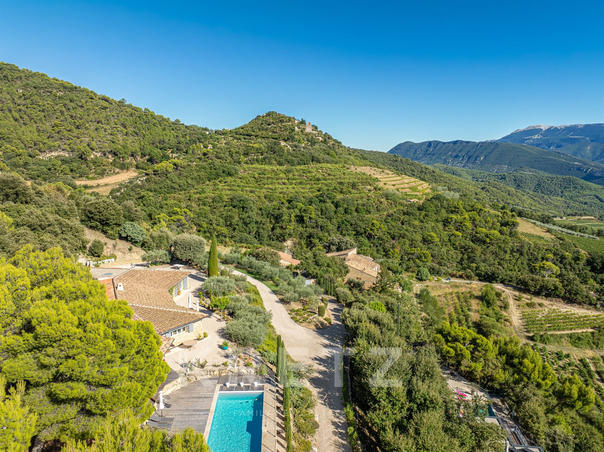 Propriedade de exceção em pedra com vista panorâmica no campo de Mérindol-les-Oliviers – Drôme Provençal