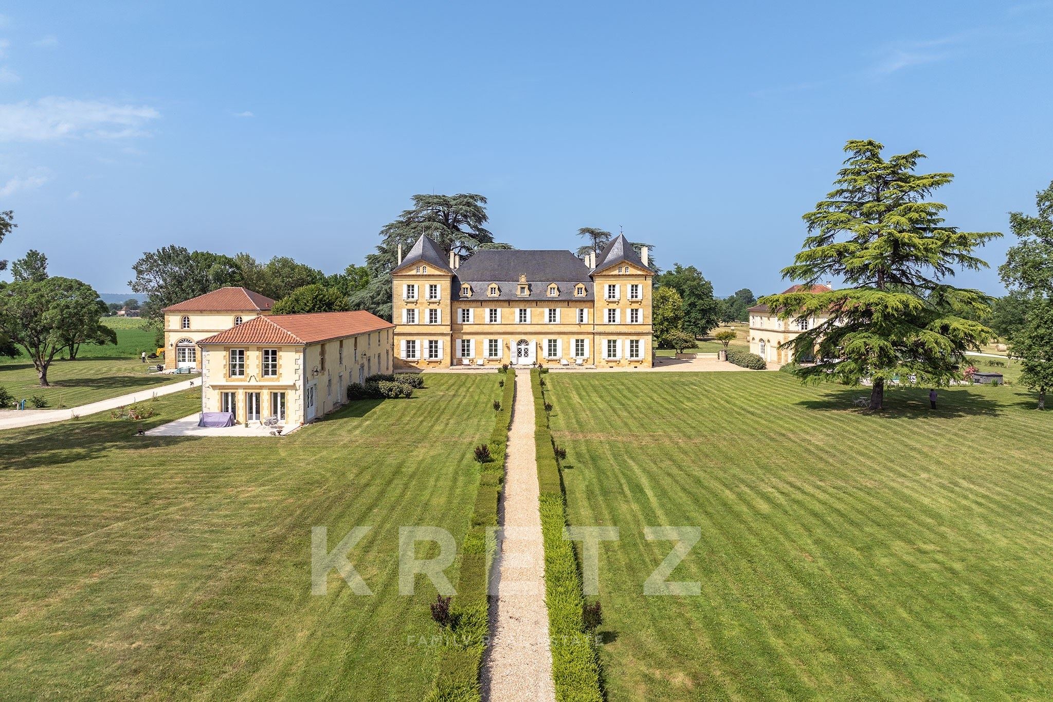 150 sqm duplex with private terrace in the château’s longère