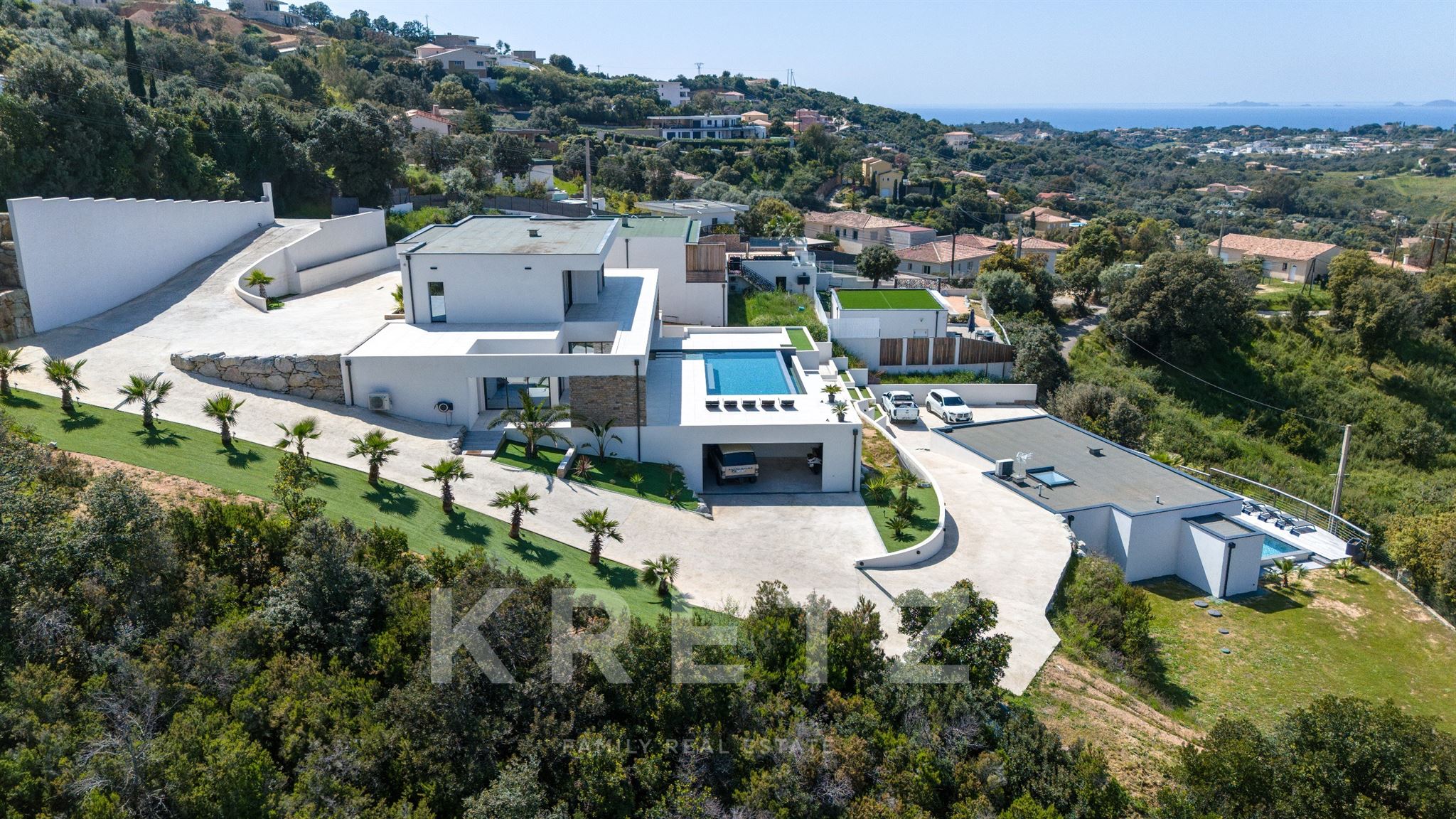 Vue splendide pour ces 2 maisons d'architecte de type californienne situées à Porticcio