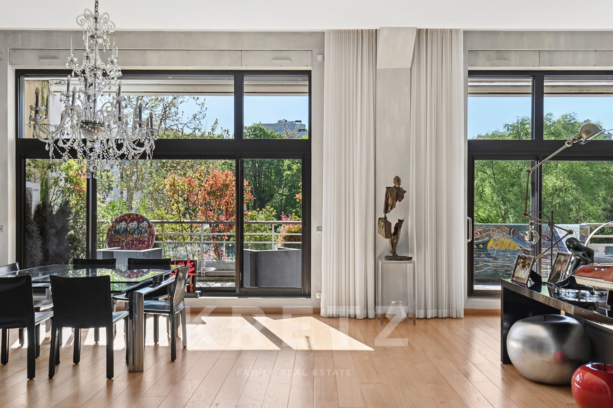 Contemporary 400m2 house on the banks of the Seine with a rooftop terrace