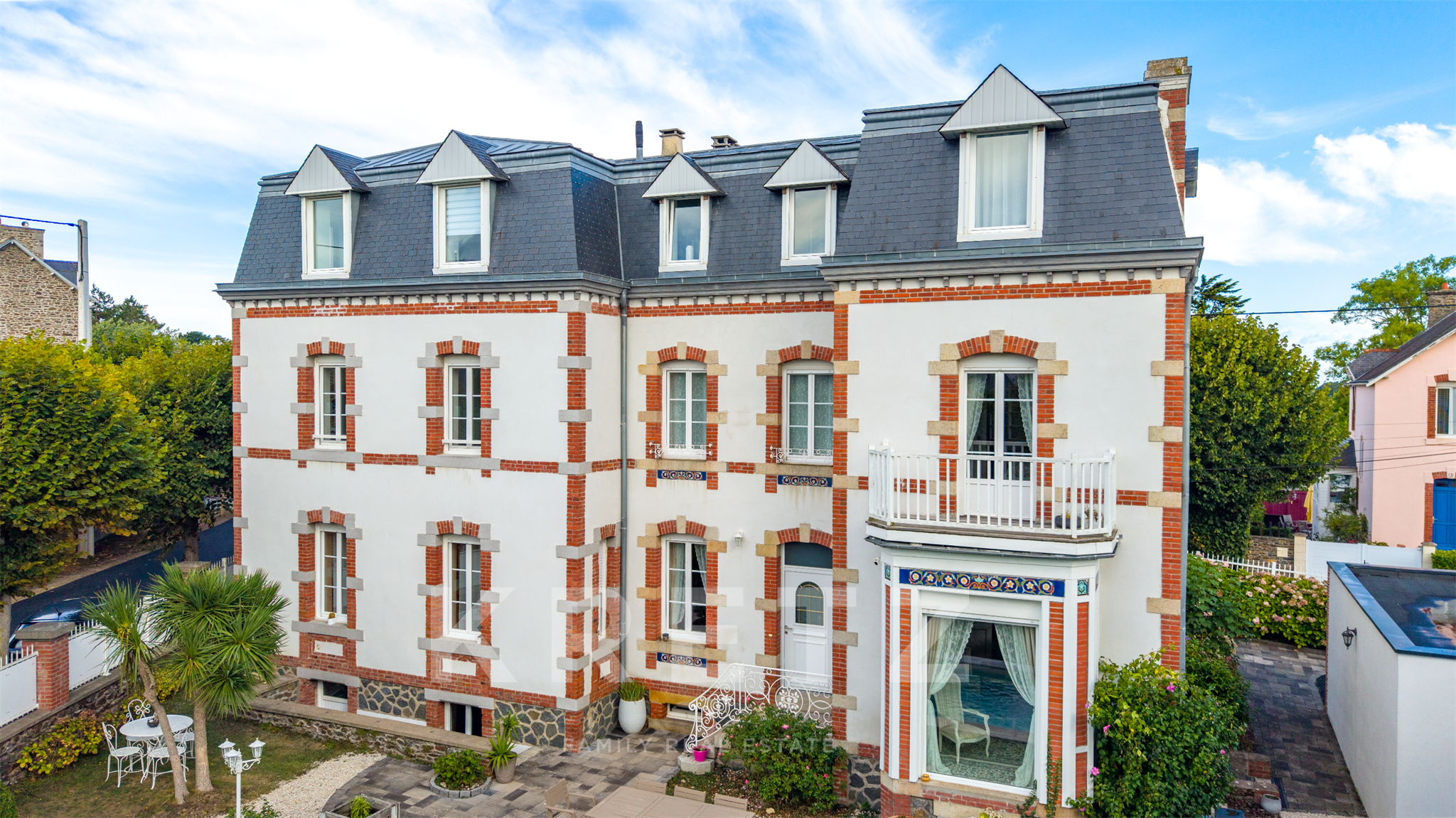 BINIC-ÉTABLES-SUR-MER – PROPRIÉTÉ DE CARACTÈRE AVEC MAISON PRINCIPALE, 3 APPARTEMENTS ET BUREAU PROFESSIONNEL