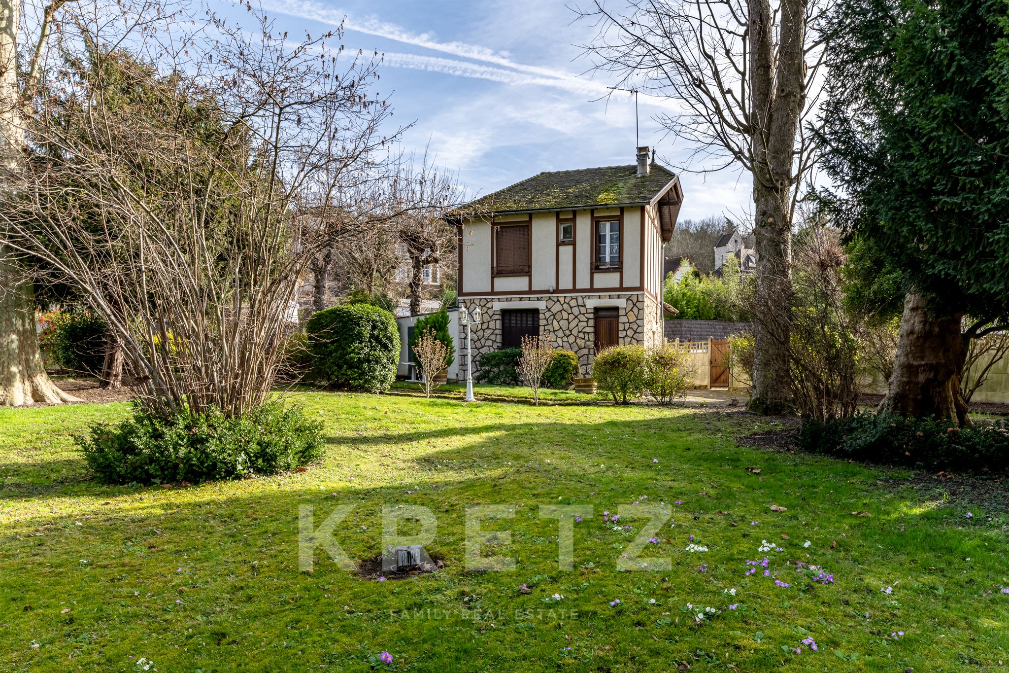 Anglo-Norman style property on the banks of the Marne
