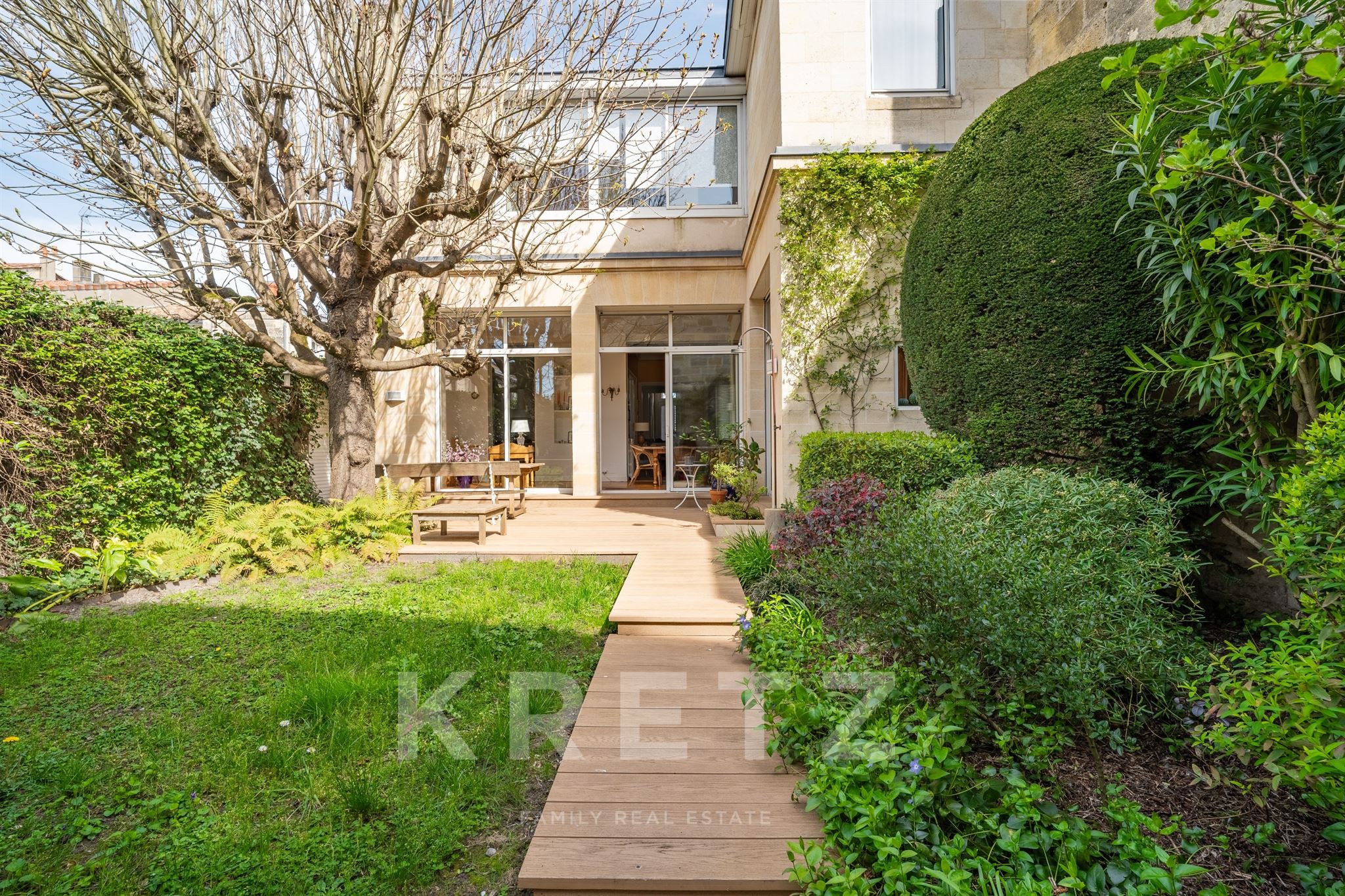 Saint-Seurin - Elegant Family Home, 370m² with Garden