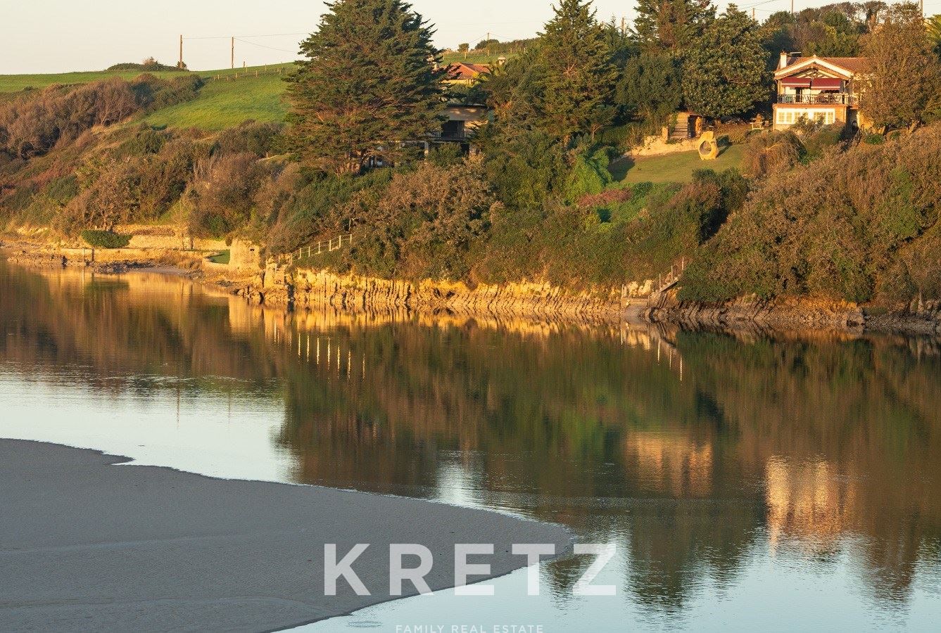 House with private jetty in the Oyambre estuary (Cantabria)