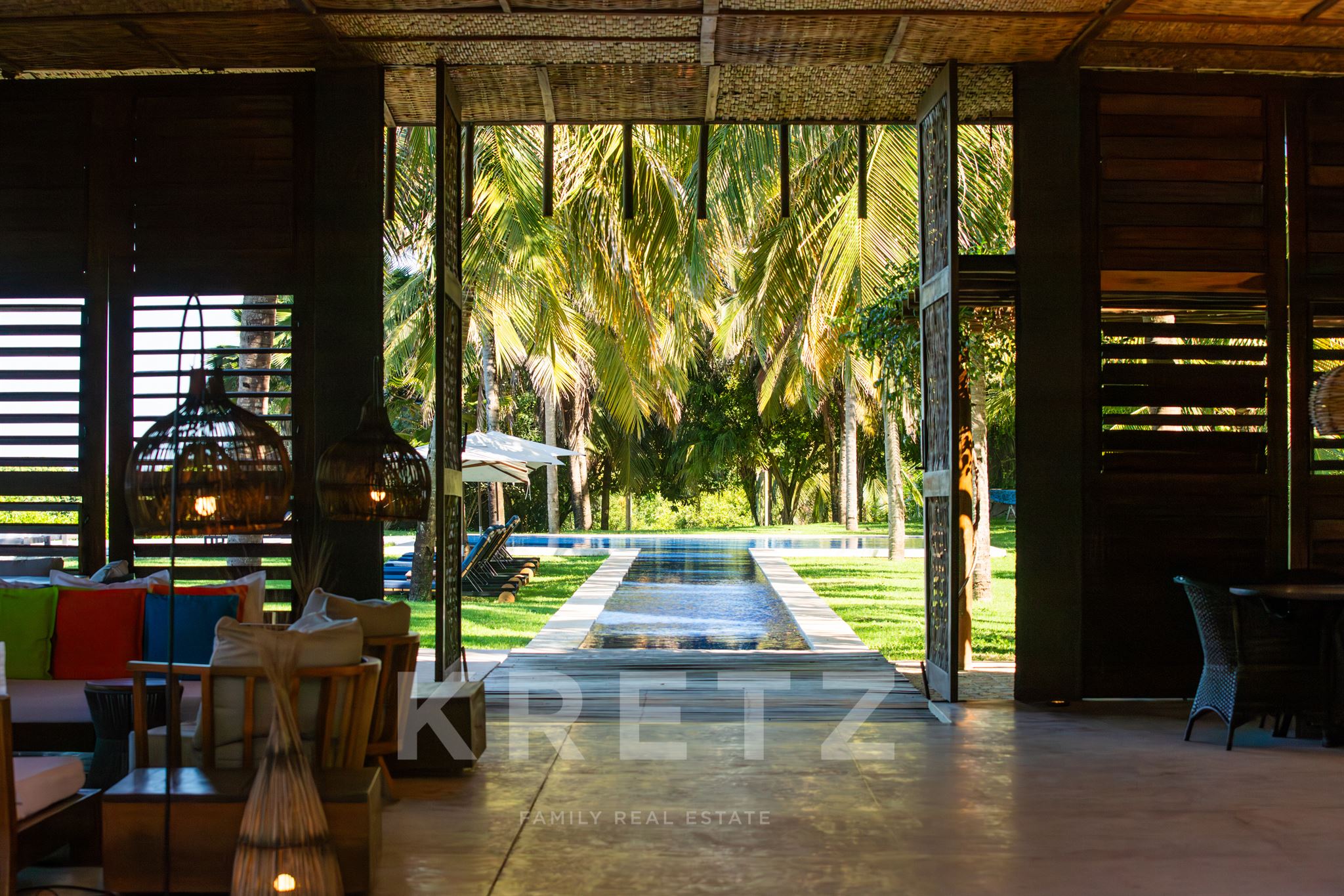 Spectacular house with large, comfortable spaces integrated into the exuberant nature of Baía Formos