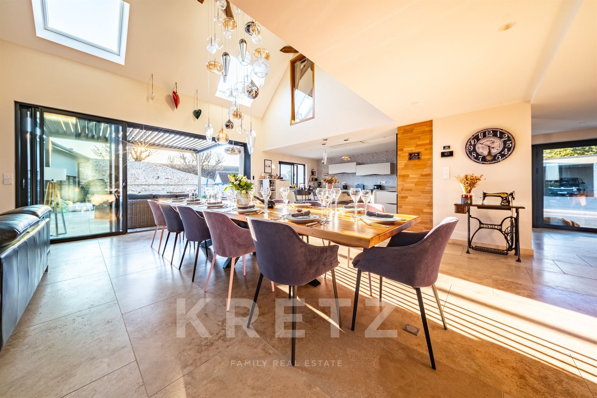 Burgundy -Exceptional property , renovated by an architect, 254 m2 - 6 bedrooms, swimming pool, outb