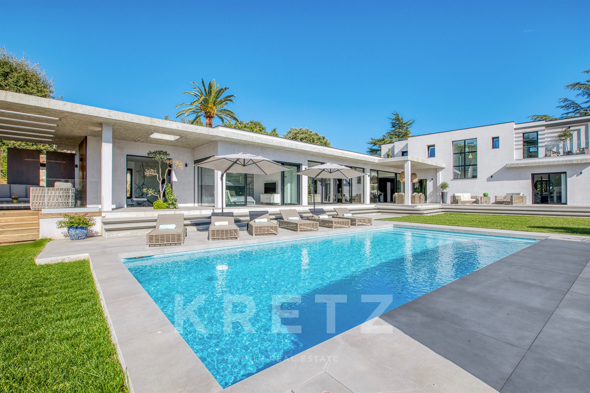 CONTEMPORARY PROPERTY 5 BEDROOMS IN BIOT