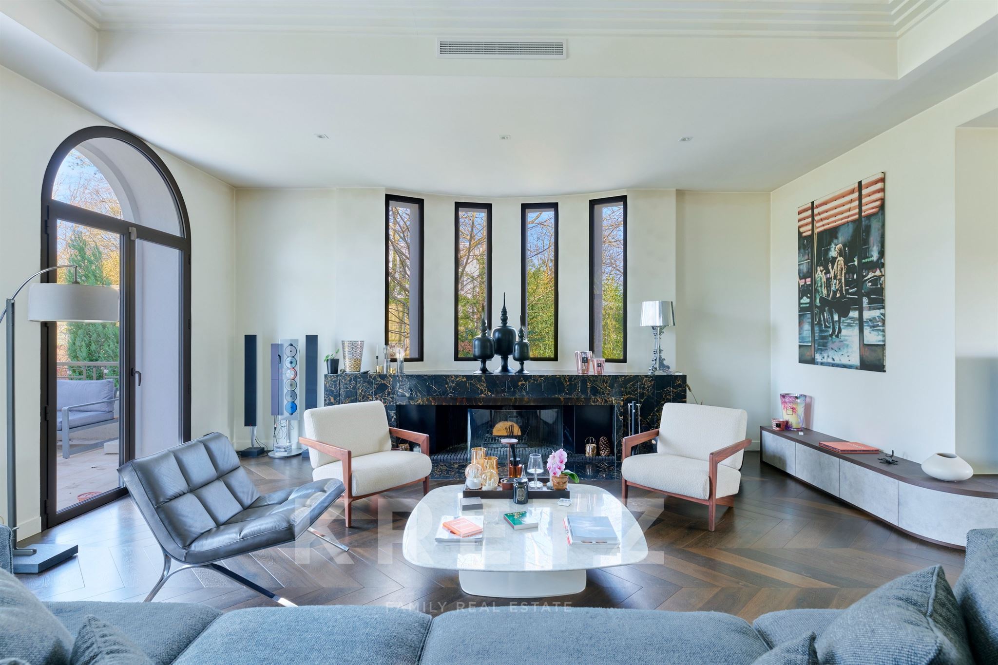 Contemporary villa with swimming pool in the heart of a private estate