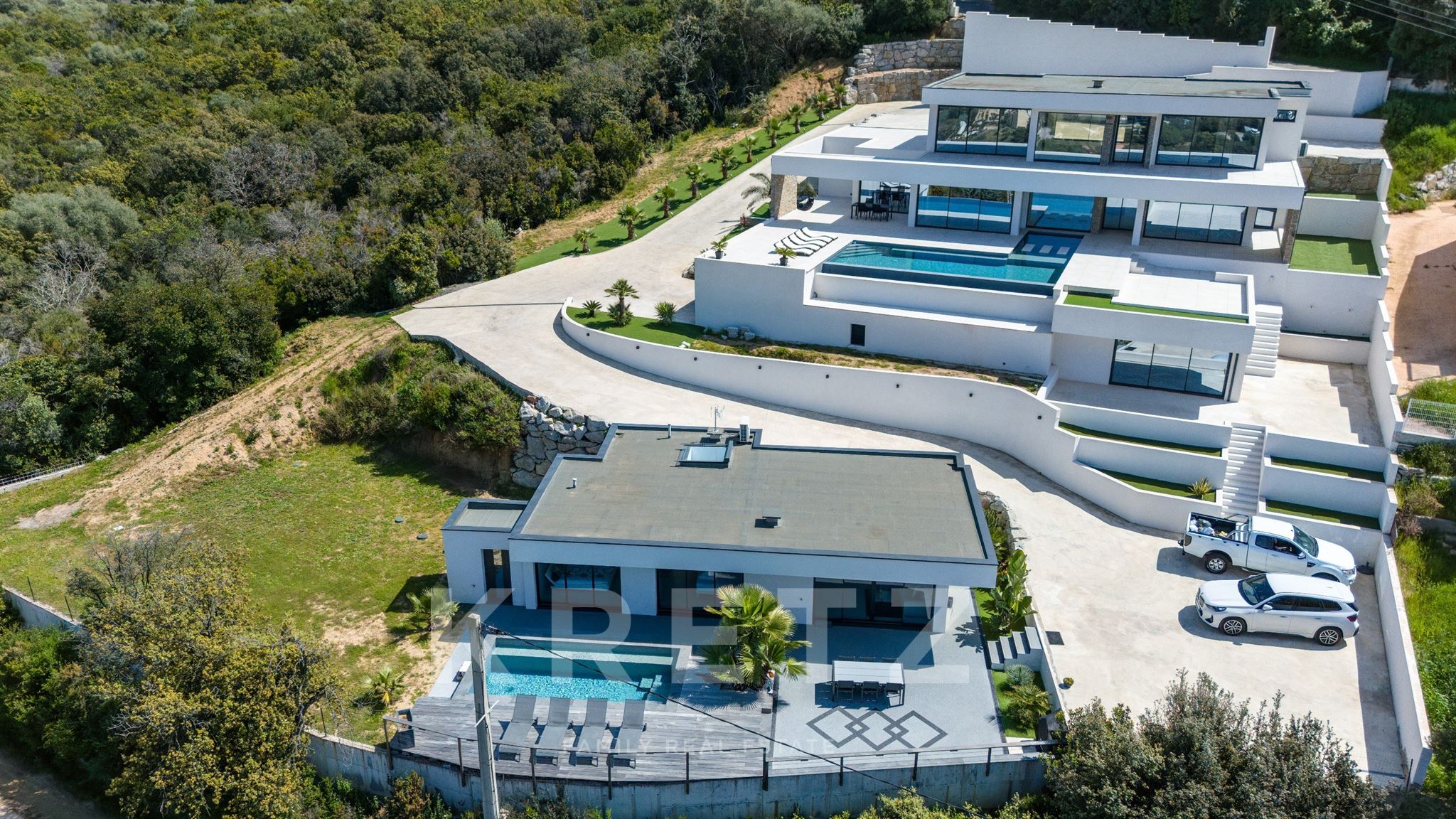 Vue splendide pour ces 2 maisons d'architecte de type californienne situées à Porticcio