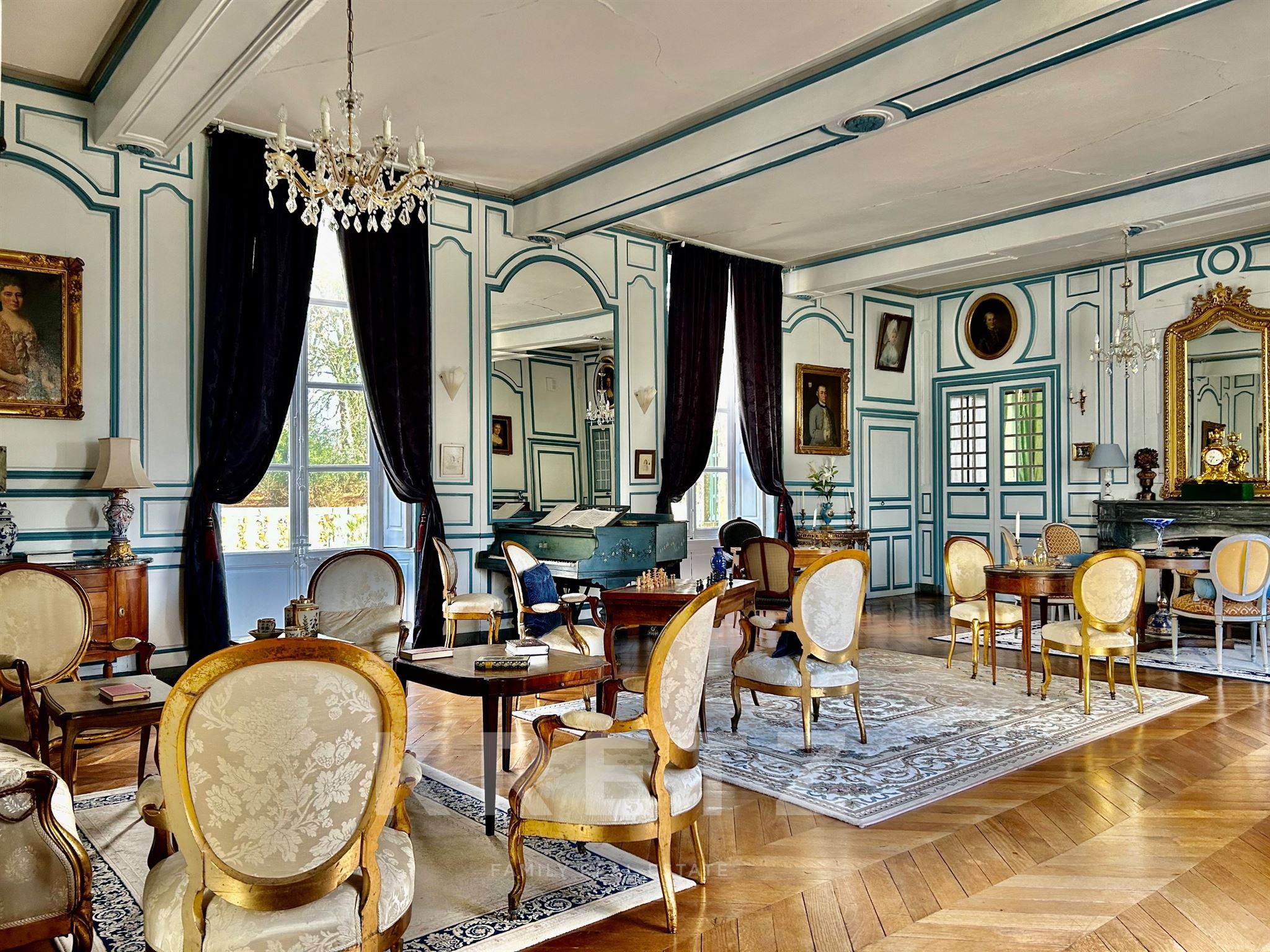 Château IMH du 17e et dépendances 42ha, piscine, bois