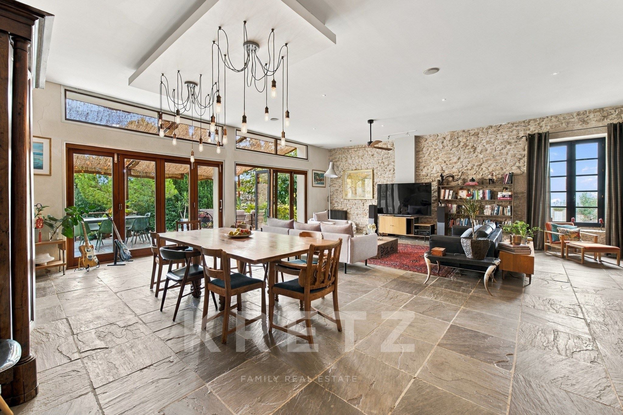 NARBONNE – EXCEPTIONAL 400 SQM ARCHITECT-DESIGNED HOME WITH INFINITY POOL