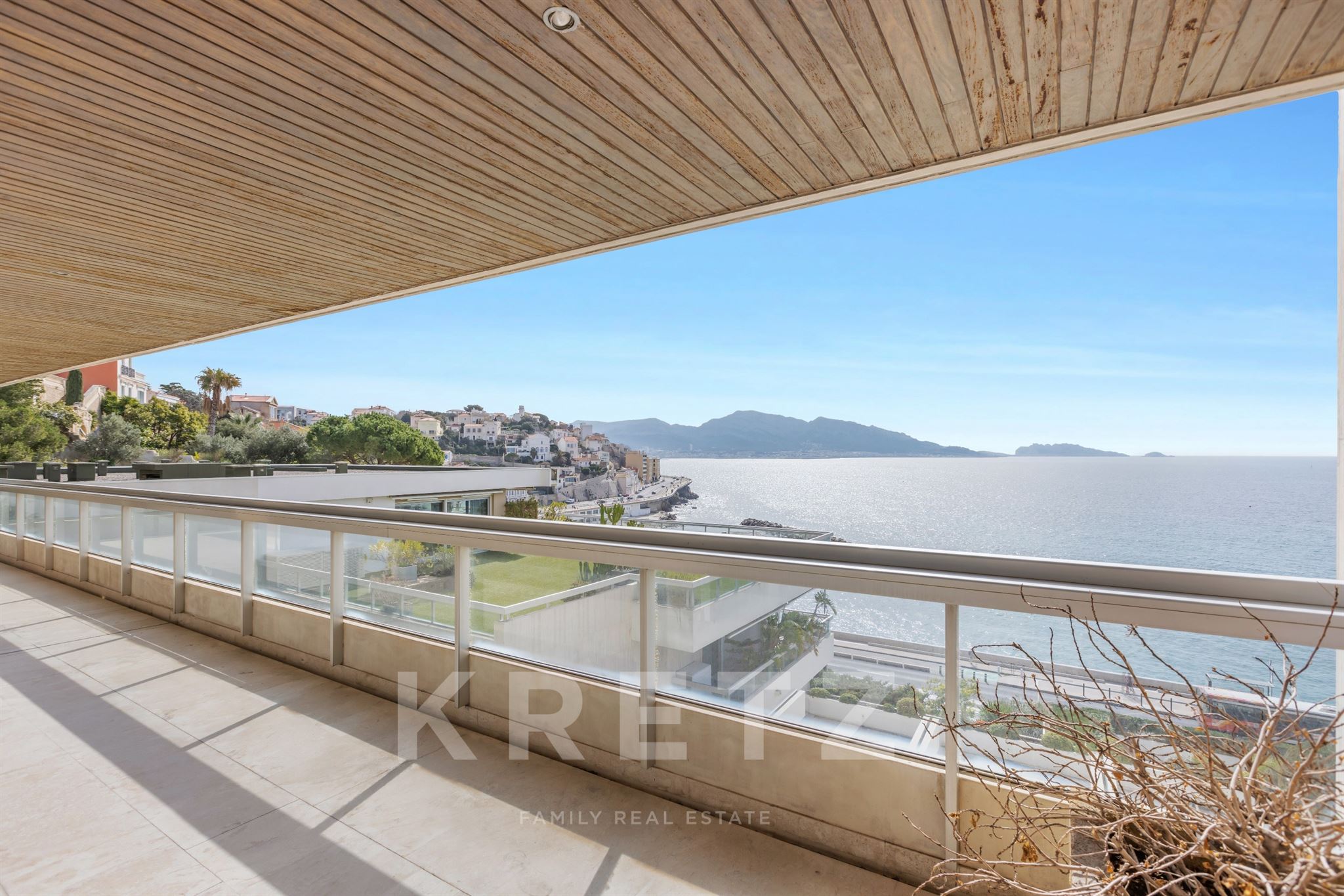 Appartement de standing dans résidence privée avec terrasse de 141m2 et vue mer exceptionnelle