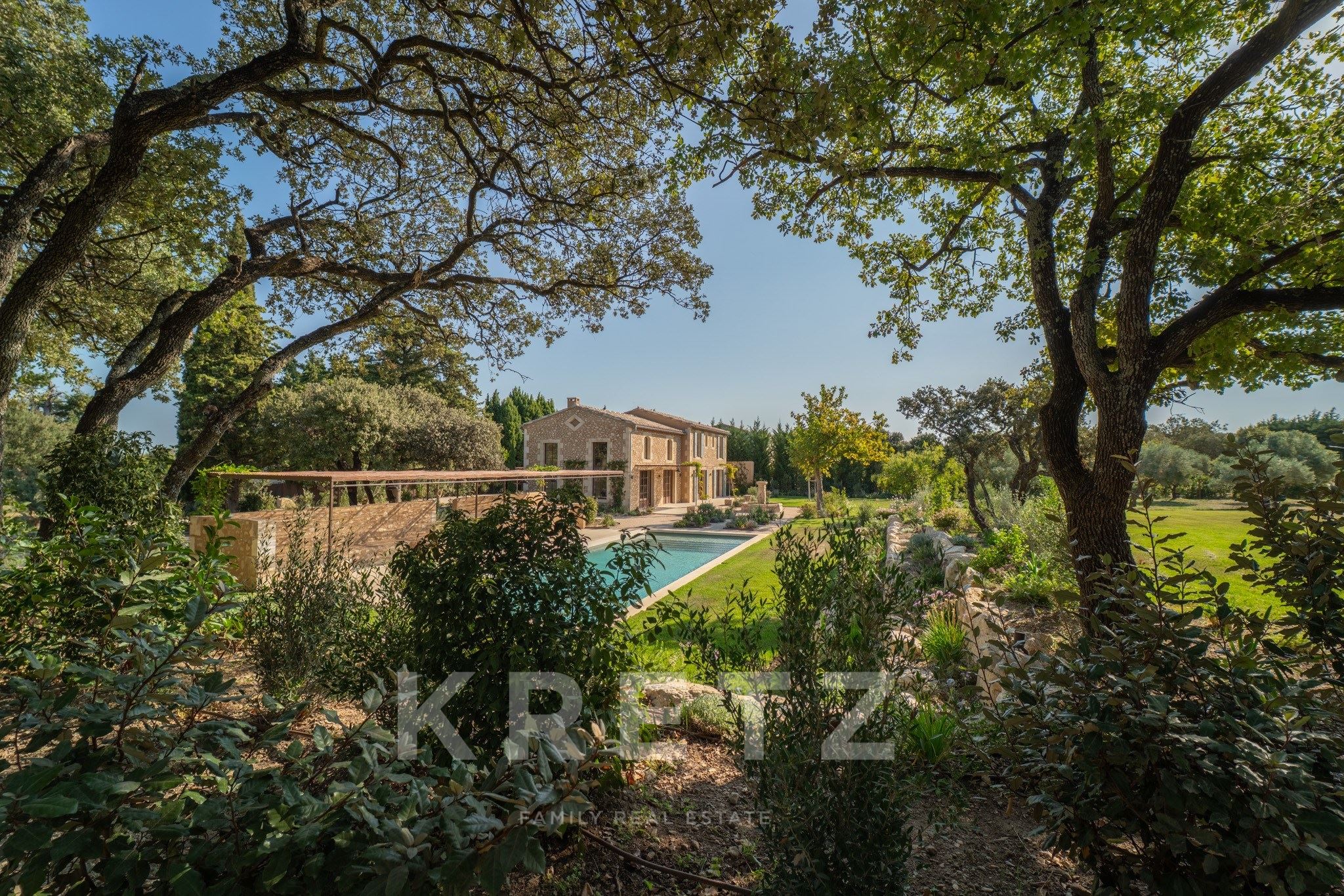 Eygalières – Mas en pierre de 266 m², 5 suites et vue sur le Grand Calan