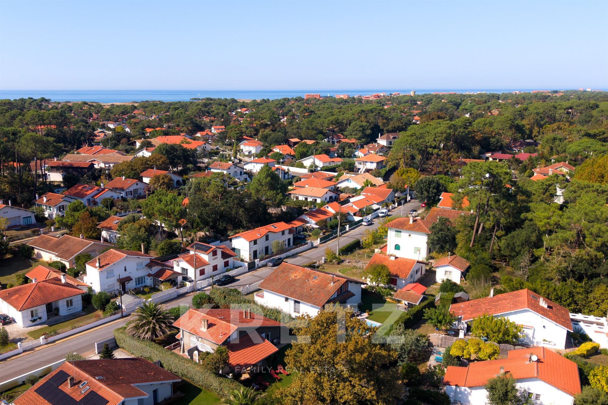 Capbreton, just steps from the market hall and the beach: a villa combining charm, privacy, and potential.