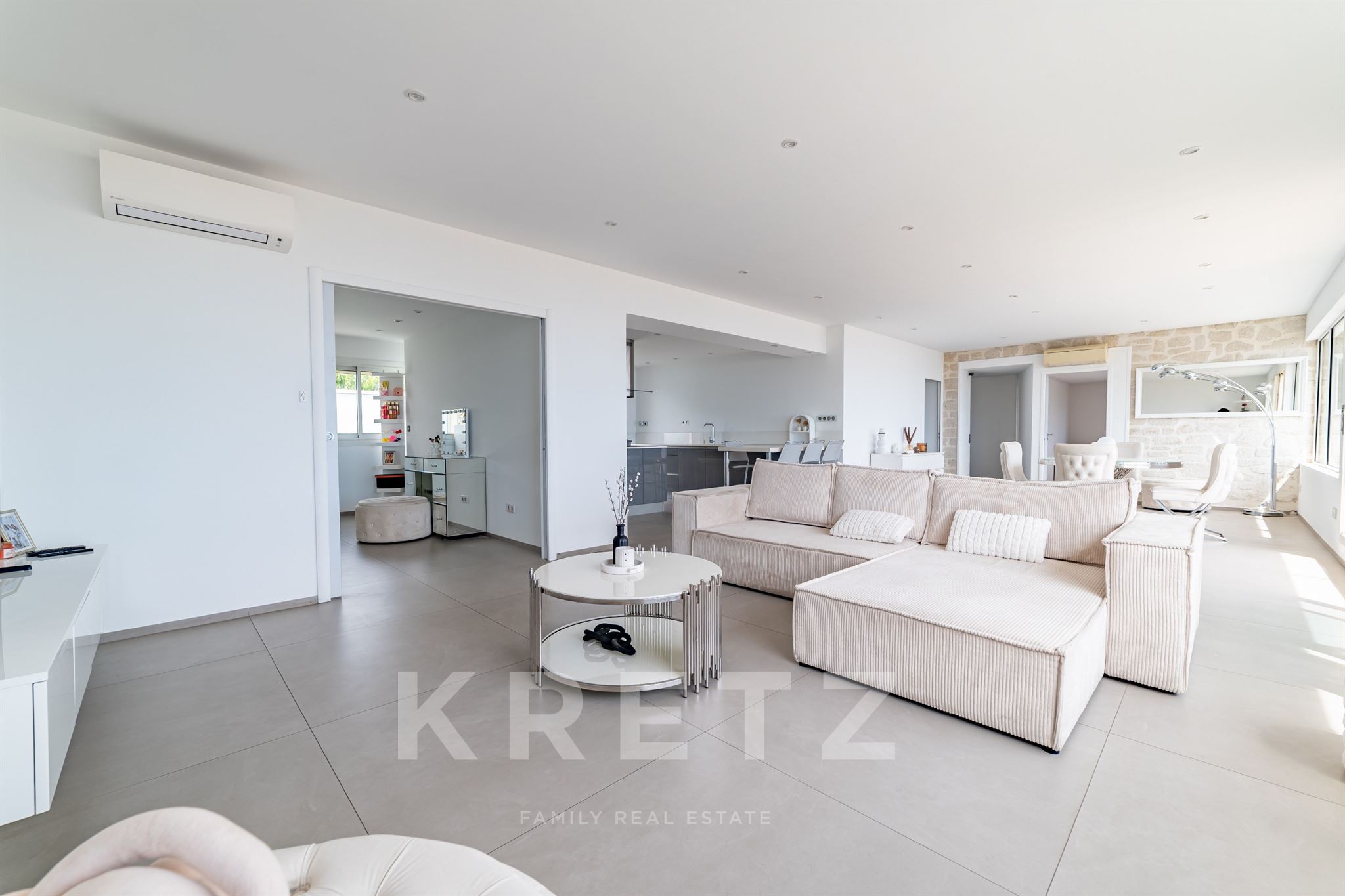 Flat with a terrace overlooking the sea