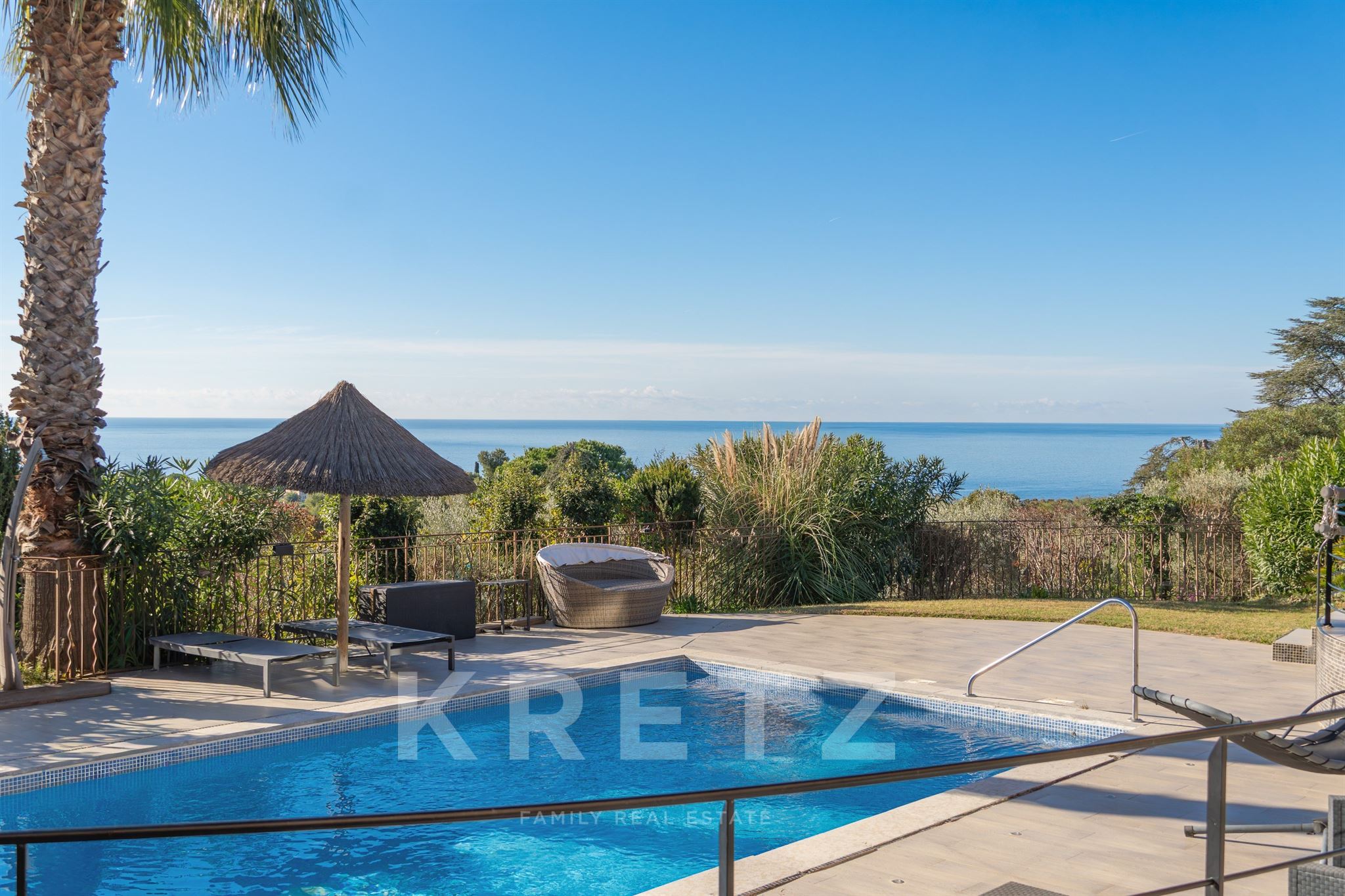 Architect-designed villa, 7 suites, sea view