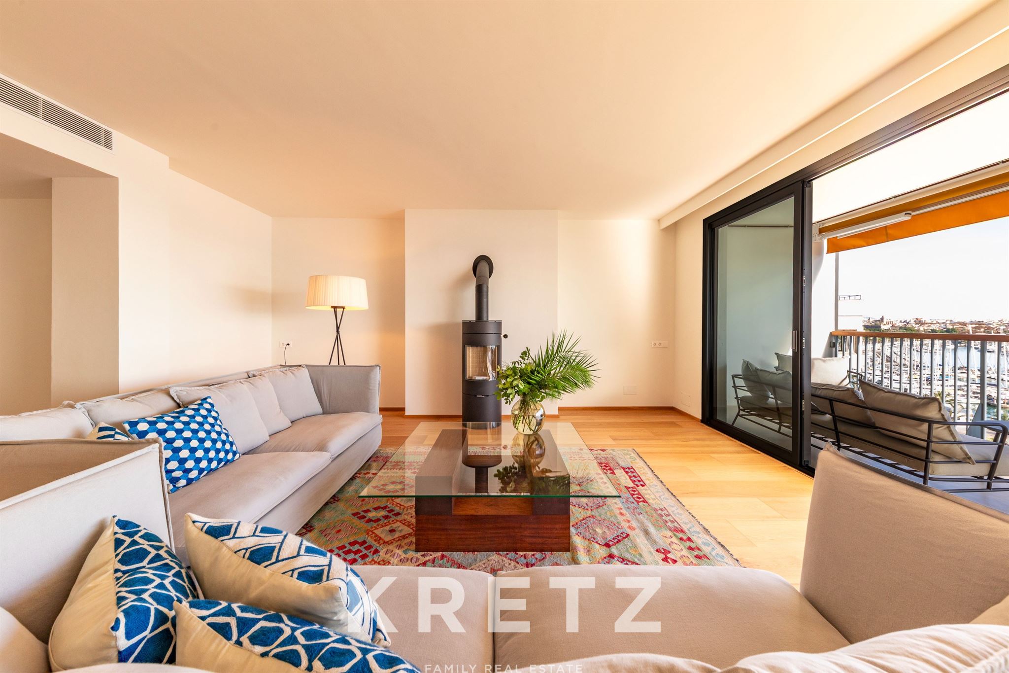 Apartment on Palma’s Paseo Marítimo with panoramic views of the cathedral and the Mediterranean Sea.