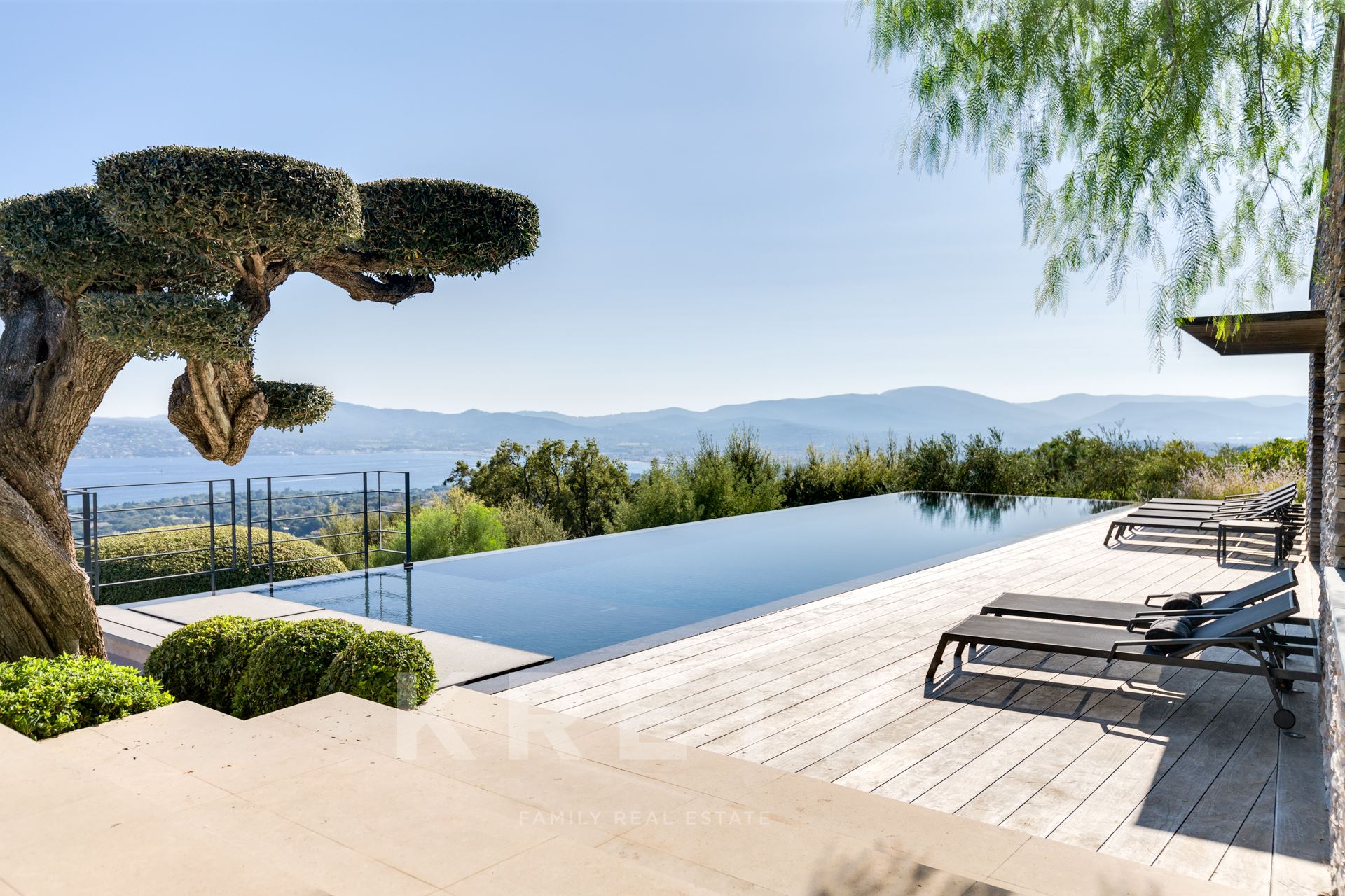 Architect-designed villa with exceptional view of the Gulf of Saint-Tropez