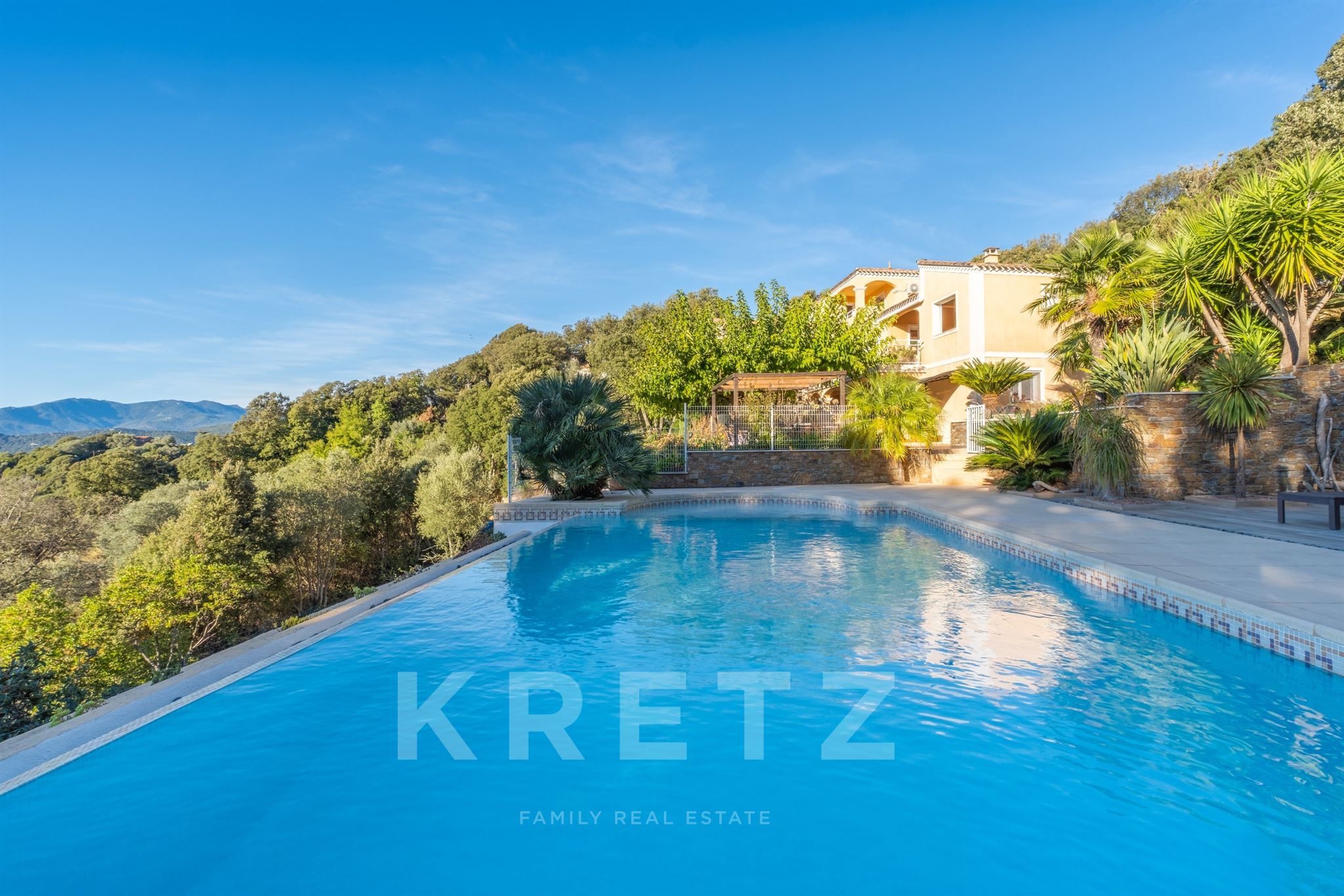 Charming property in the heart of the Corsican maquis with panoramic views over the Gulf of Valinco
