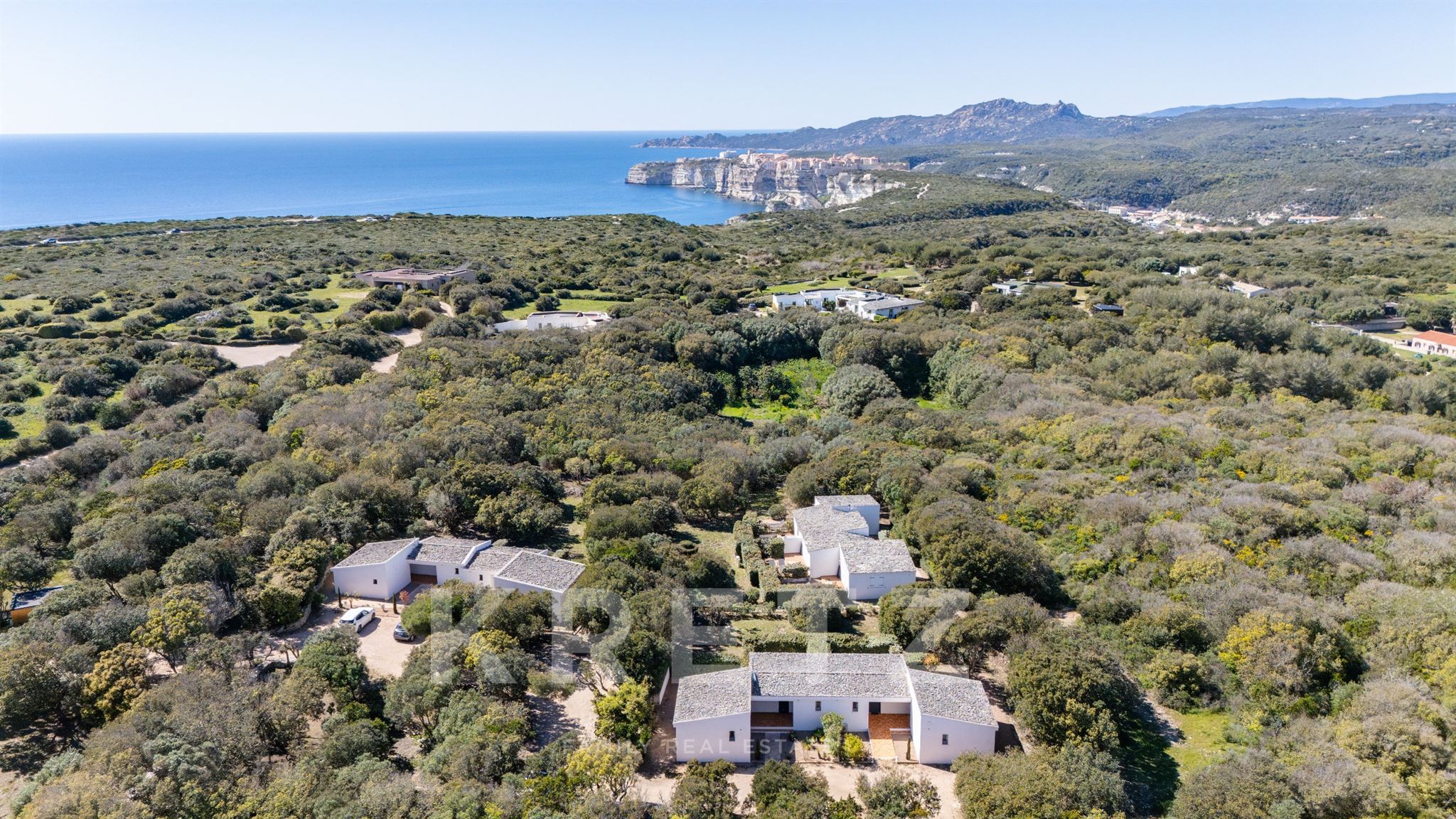 Ensemble immobilier de charme au cœur d’un domaine privé à Bonifacio