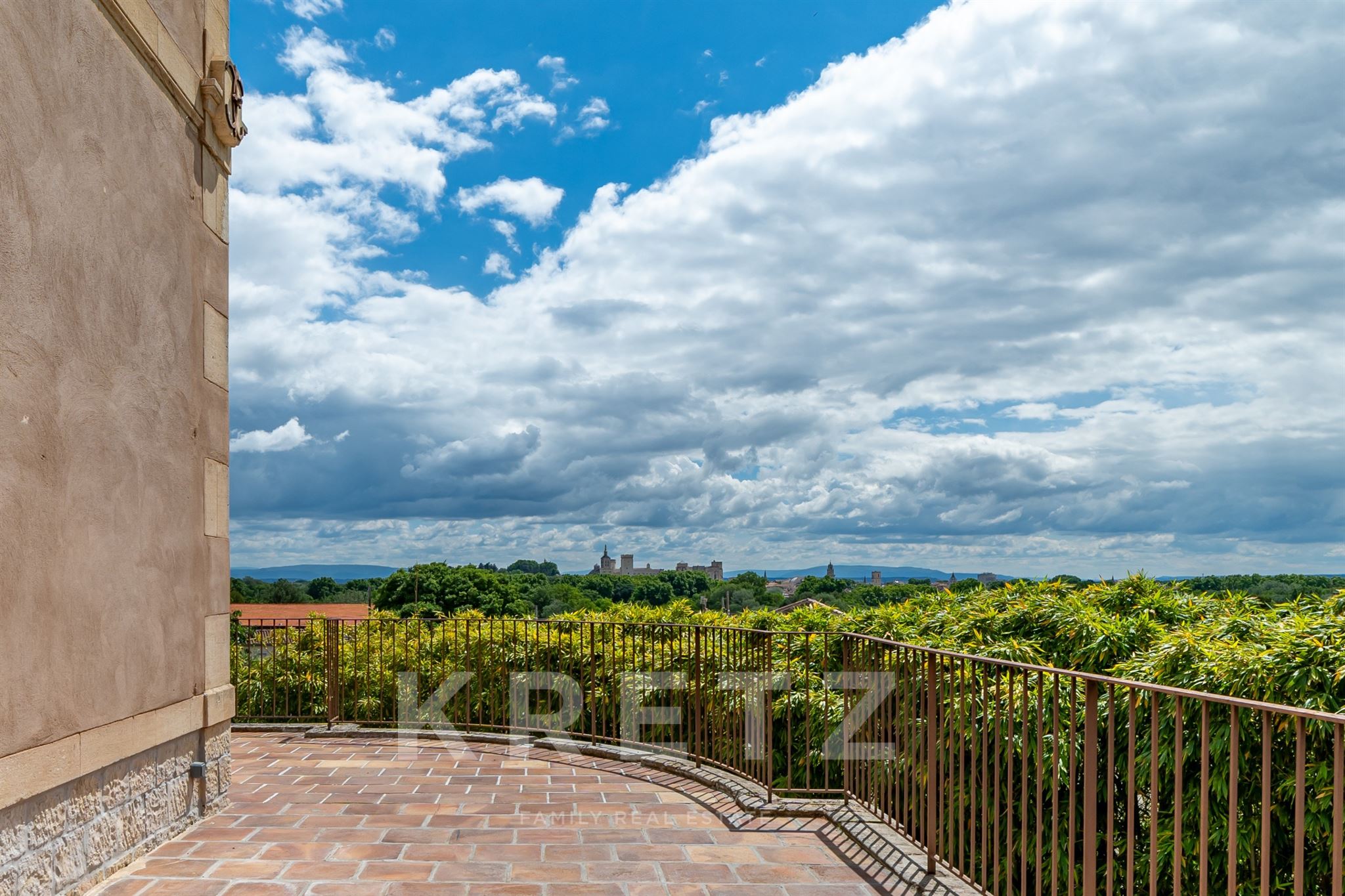 18th-Century Hilltop Estate with Iconic Views – Avignon, France