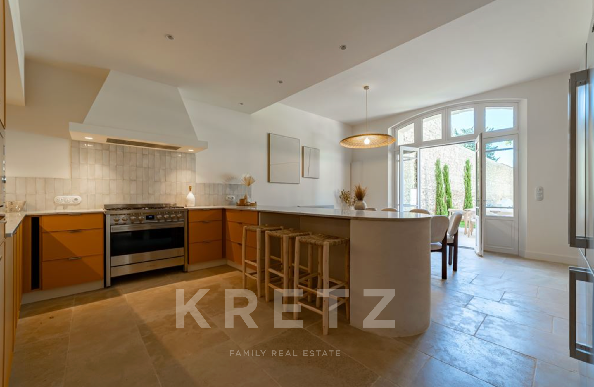MAUSSANE-LES-ALPILLES, PROPRIÉTÉ D’EXCEPTION AU CŒUR DU VILLAGE 392 M2, 9 CHAMBRES, 2 PISCINES