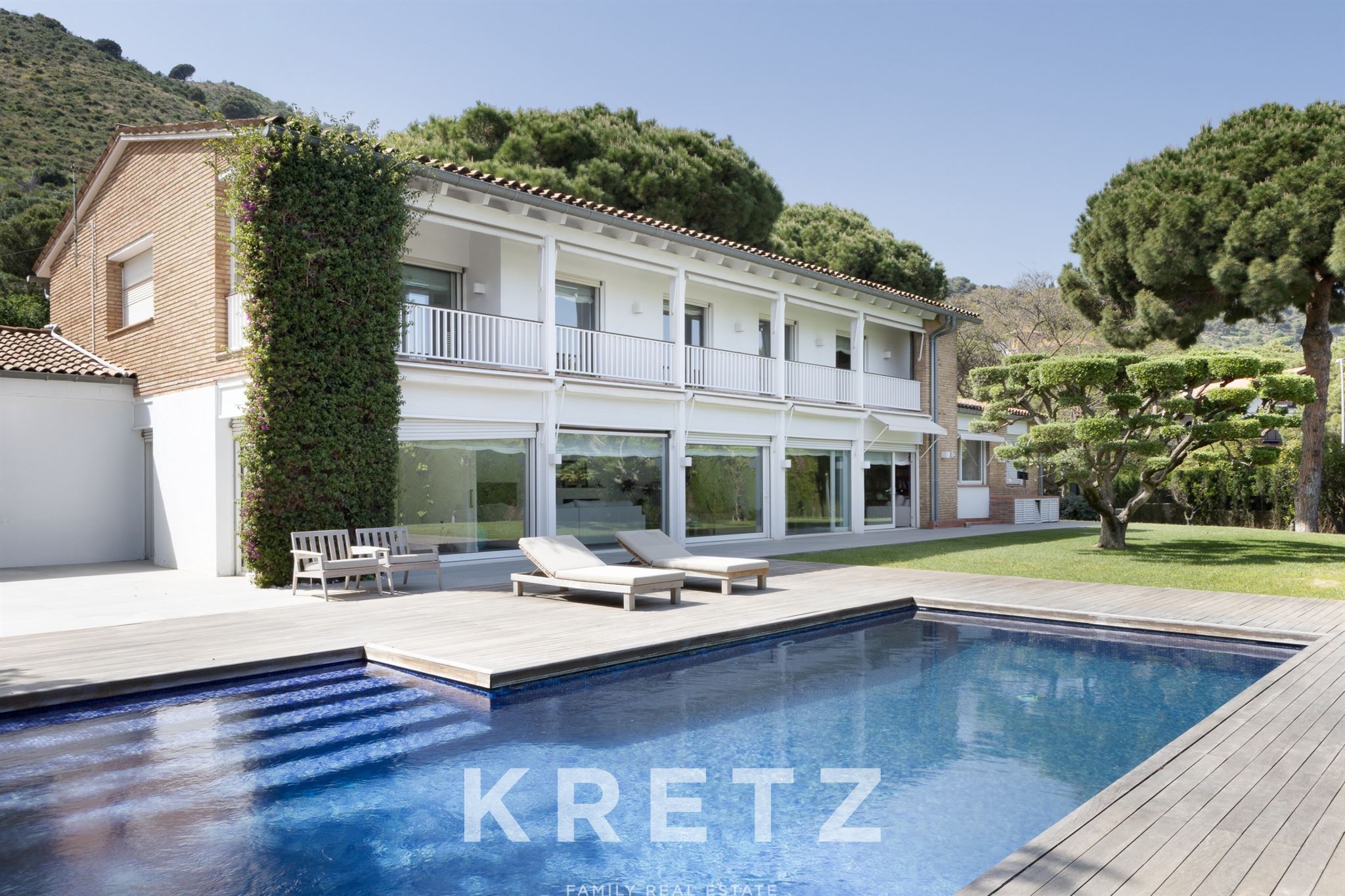 Architectural Elegance on Avenida Pearson