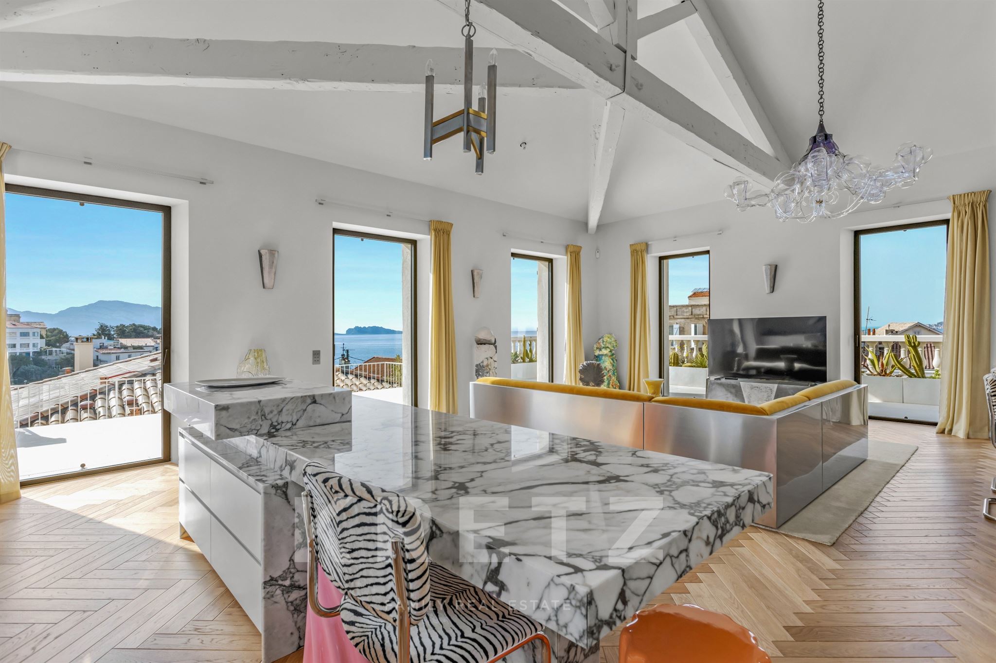 Penthouse-style house with sea view