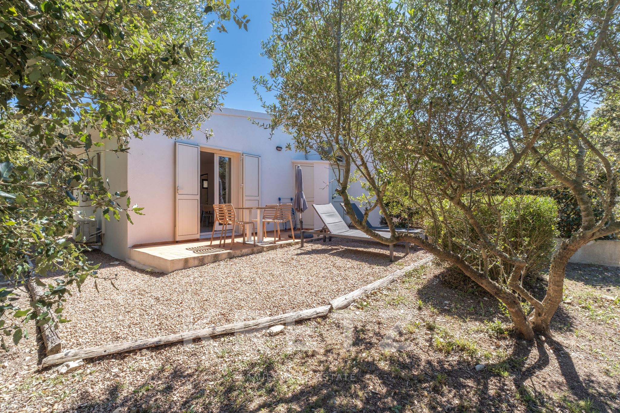 Ensemble immobilier de charme au cœur d’un domaine privé à Bonifacio