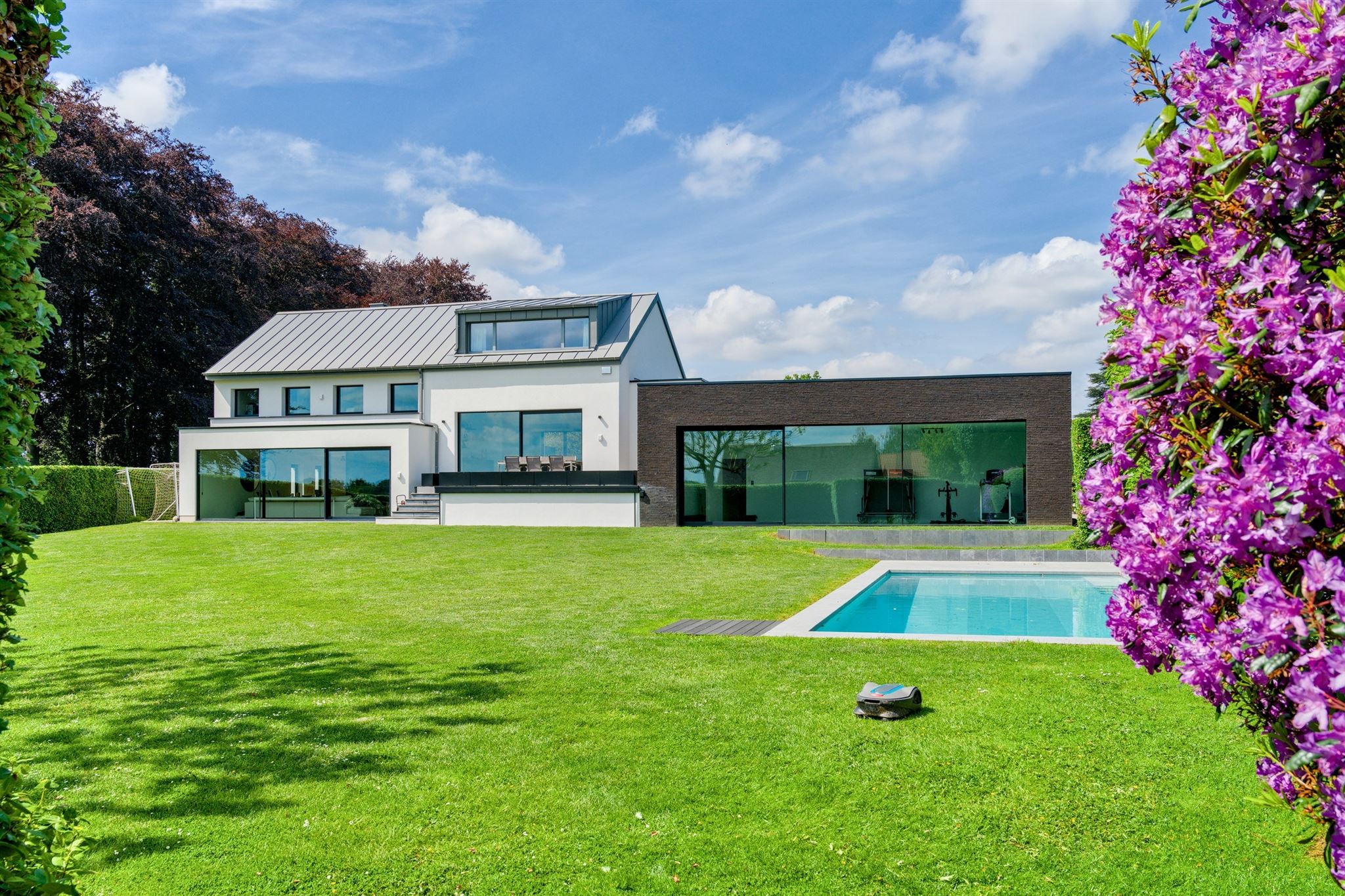 Villa 5 chambres rénovée avec piscine et vue sur les champs