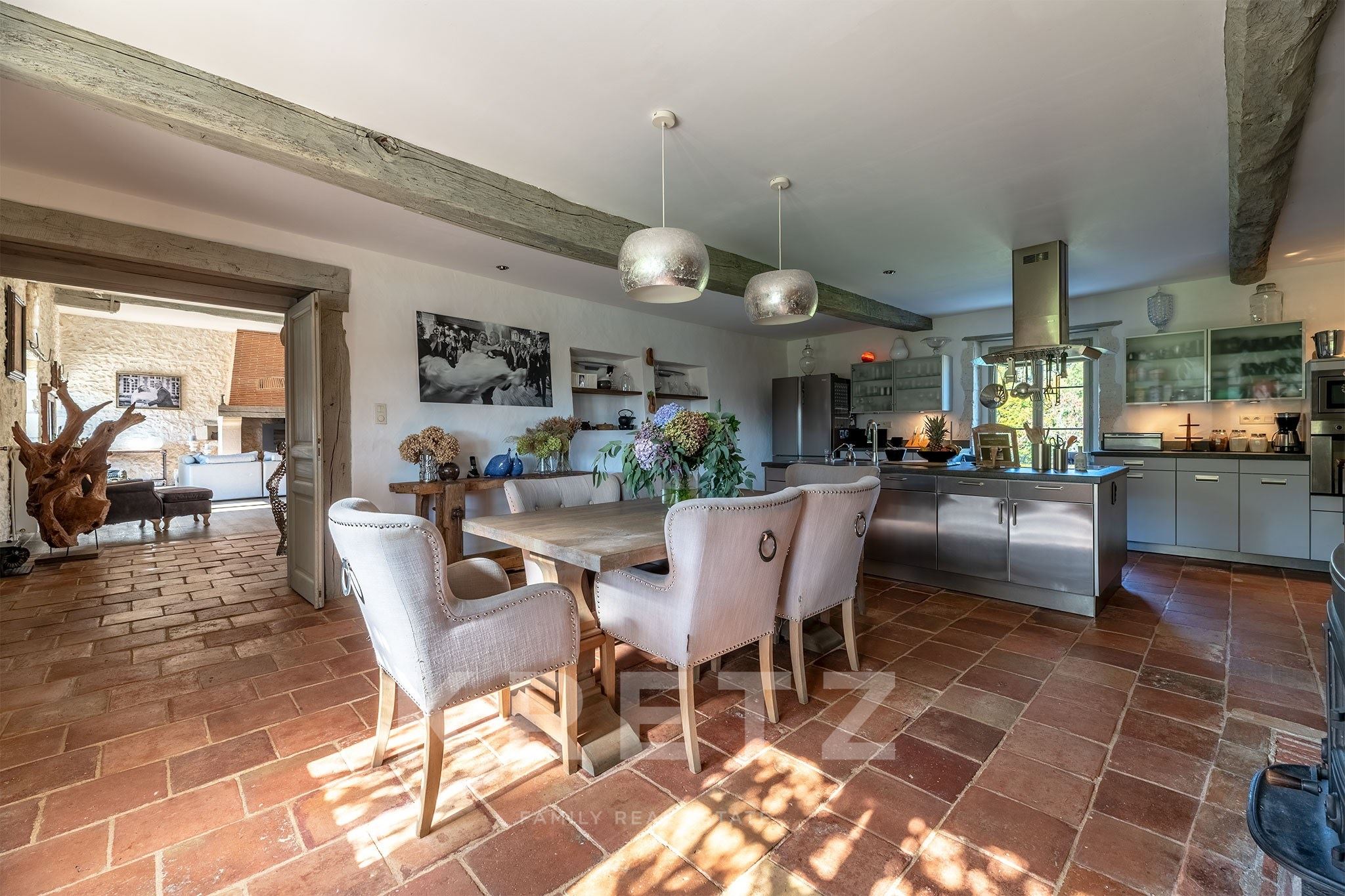 420 m² estate set on 47 hectares with pond, swimming pool, and luxury chalets