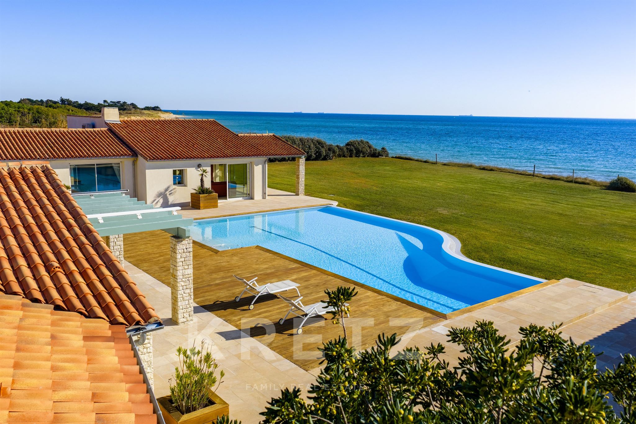 Contemporary Oceanfront Villa – Luxury, Light, and Endless Horizon