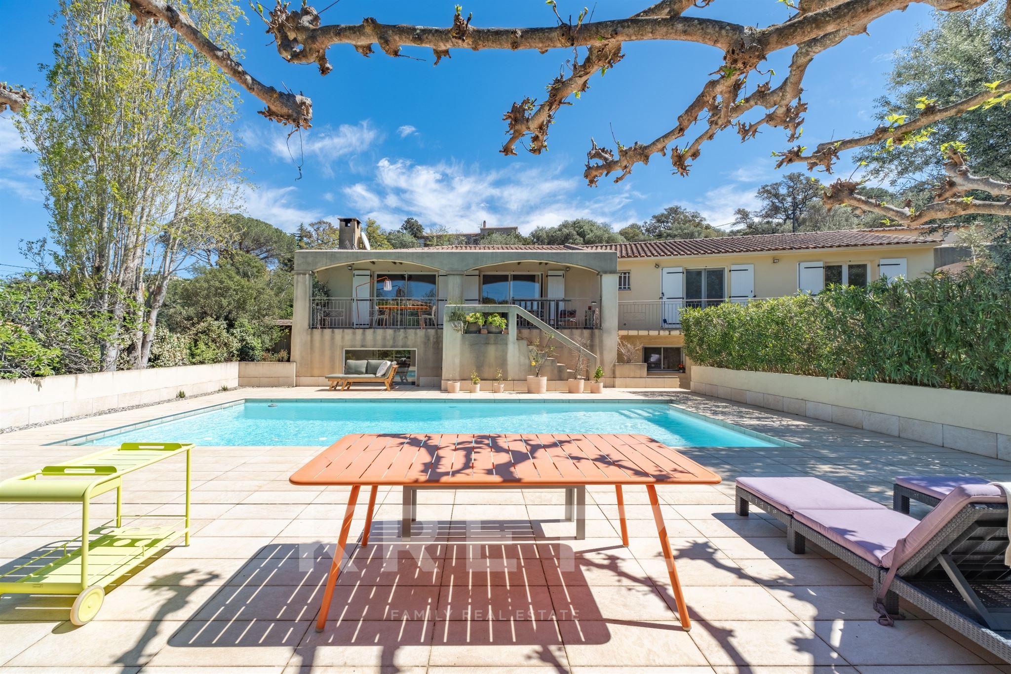 Villa contemporaine avec piscine dans un environnement préservé
