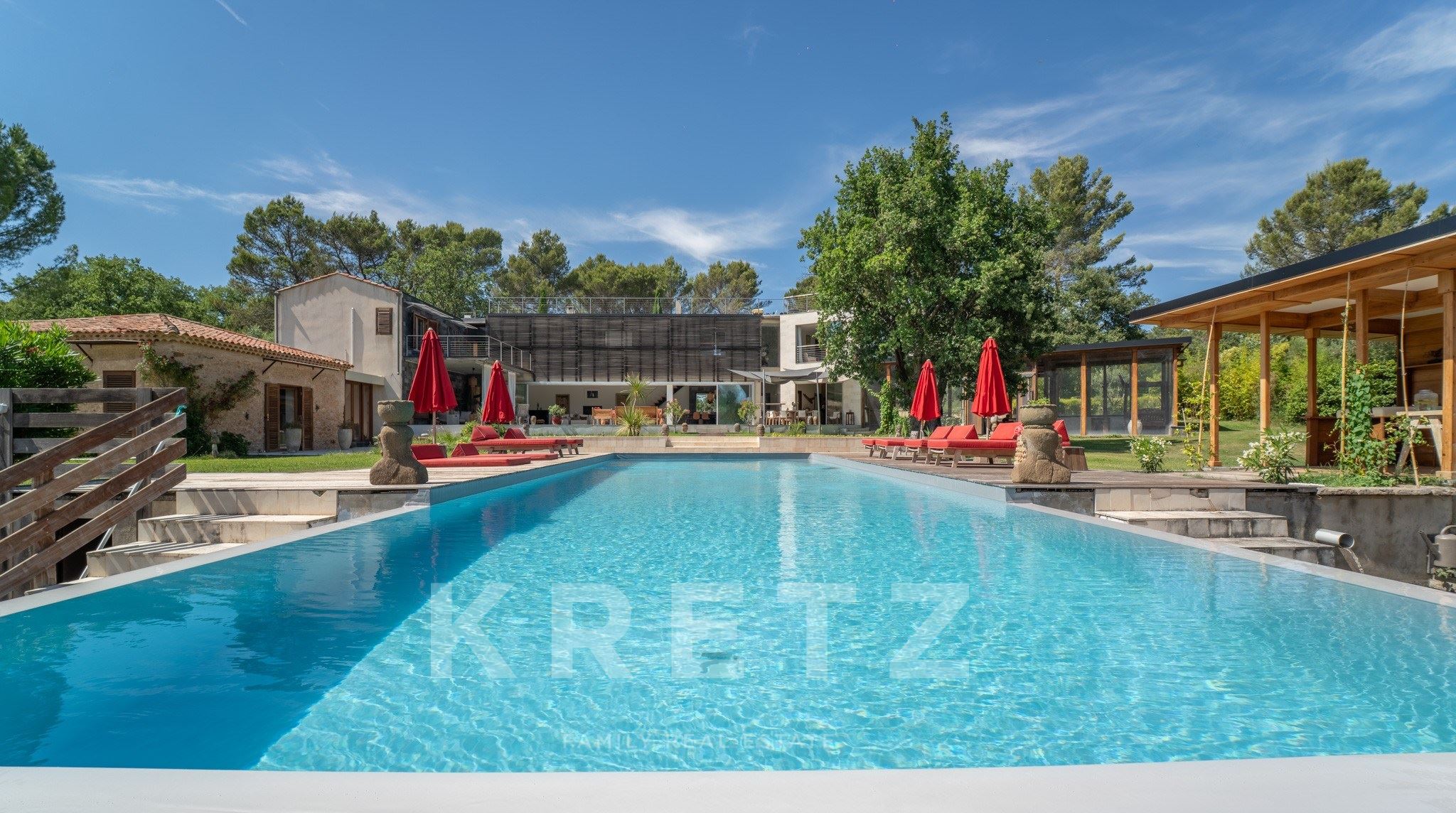 VILLA D'ARCHITECTE D'EXCEPTION DE 500 M2 AVEC ROOFTOP VUE SAINTE-VICTOIRE