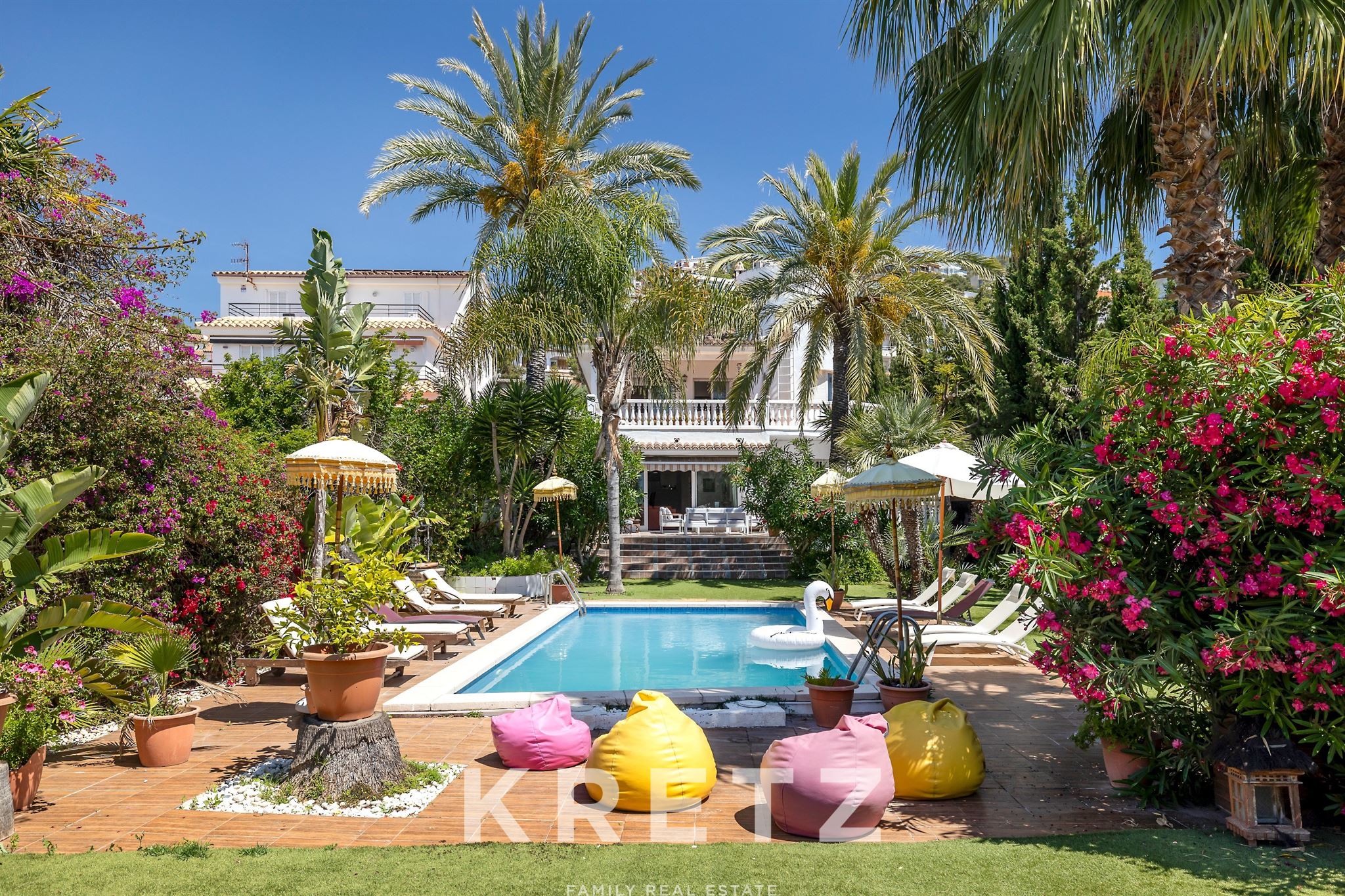 Charming house with lush garden in Levantina