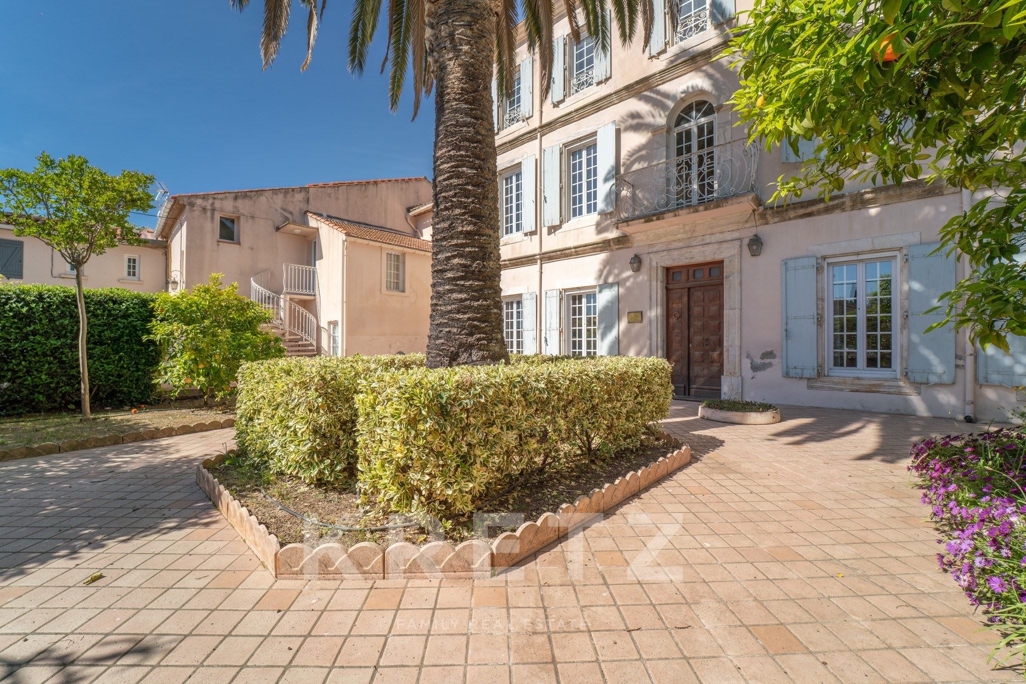 Mansion with a tree-lined garden
