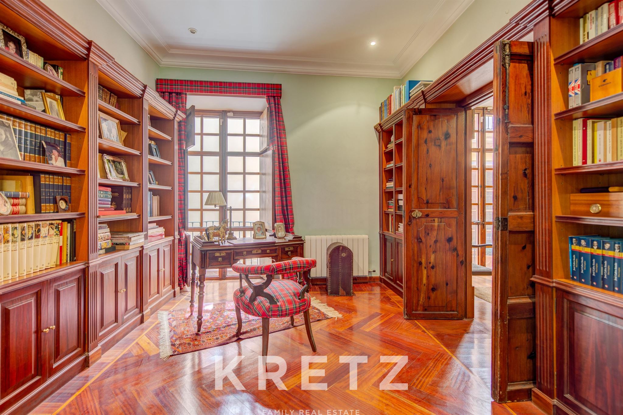 Elegant Triplex Palace in the Historic Center of Palma with Panoramic Terrace, Patio, and Elevator