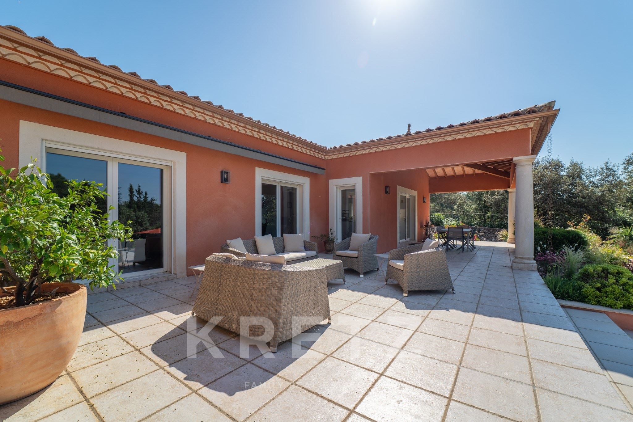 Nîmes west district, Single-storey architect-designed villa 217 m², heated pool, landscaped grounds 