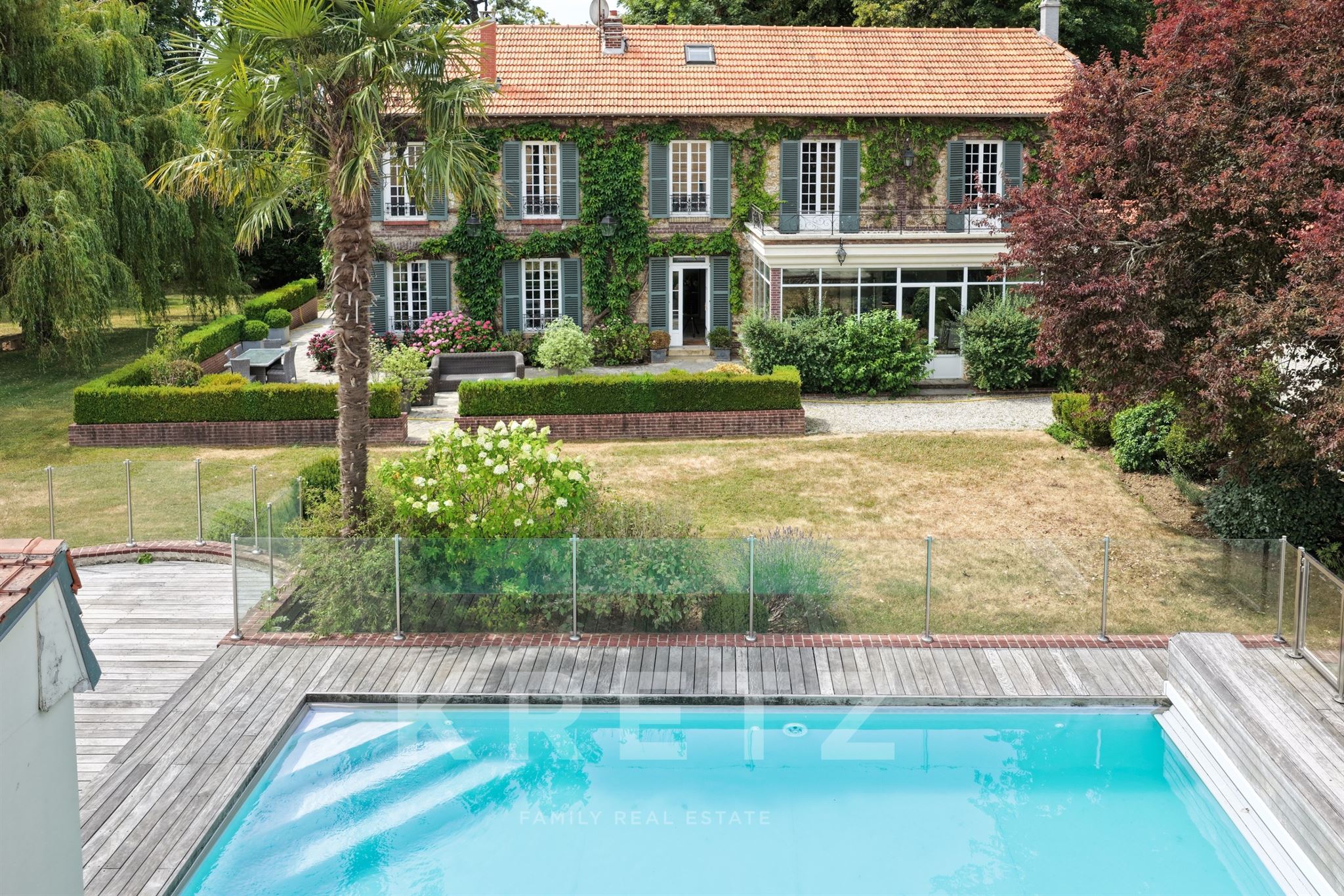 Une élégante propriété familiale, sa piscine et son parc de 6 500 m²