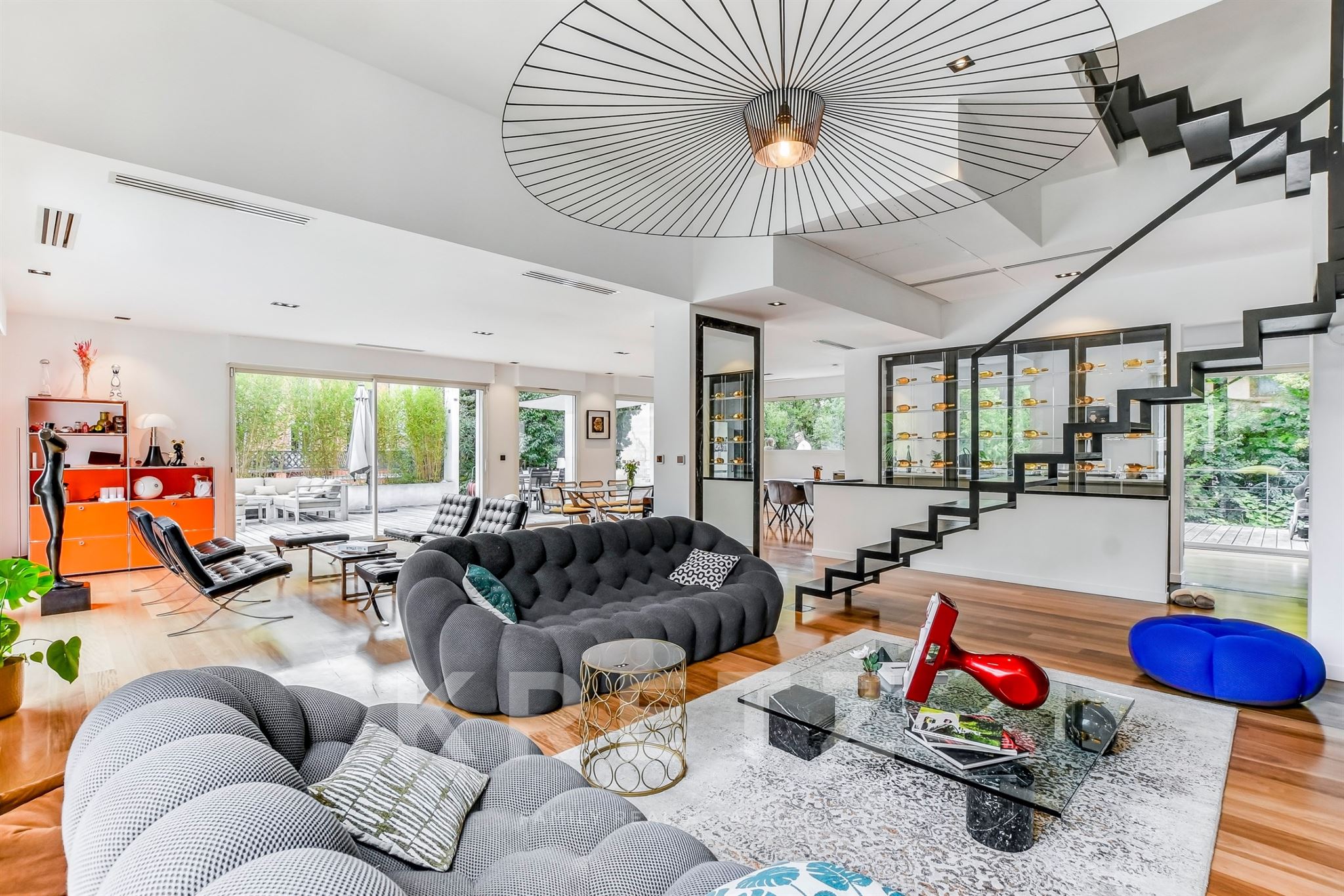 Exceptional 9-Room Villa with Infinity Pool, Collector’s Garage and Spa near the Jardin des Plantes,