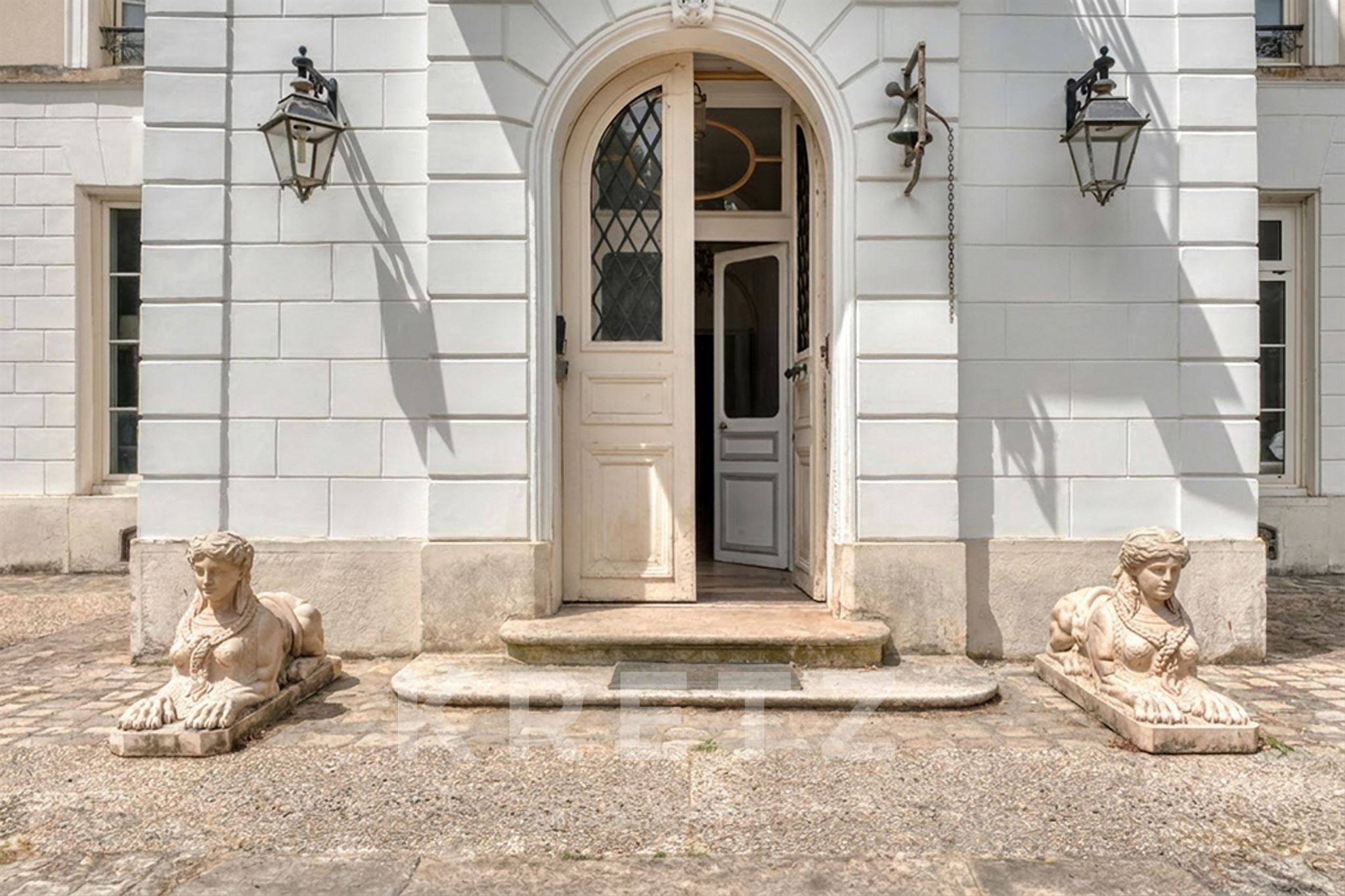 Um castelo do século XIX às portas de Paris, com capela privada e 5,8 hectares de parque