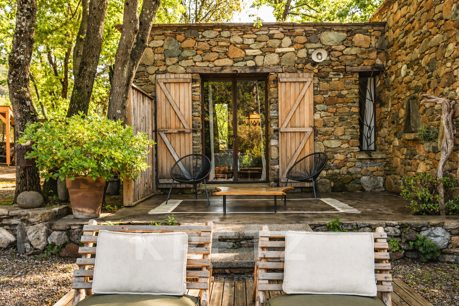 IN THE HEART OF PATRIMONIO VINEYARD – CHARMING PROPERTY WITH TWO VILLAS AND A SWIMMING POOL
