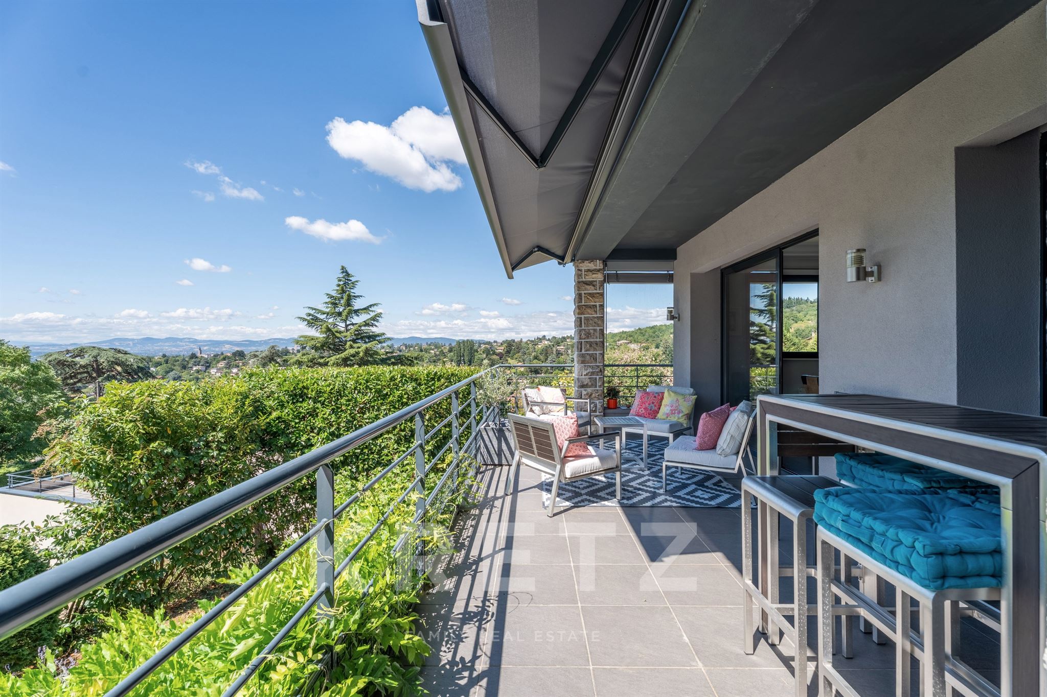 Villa contemporaine avec vue dominante